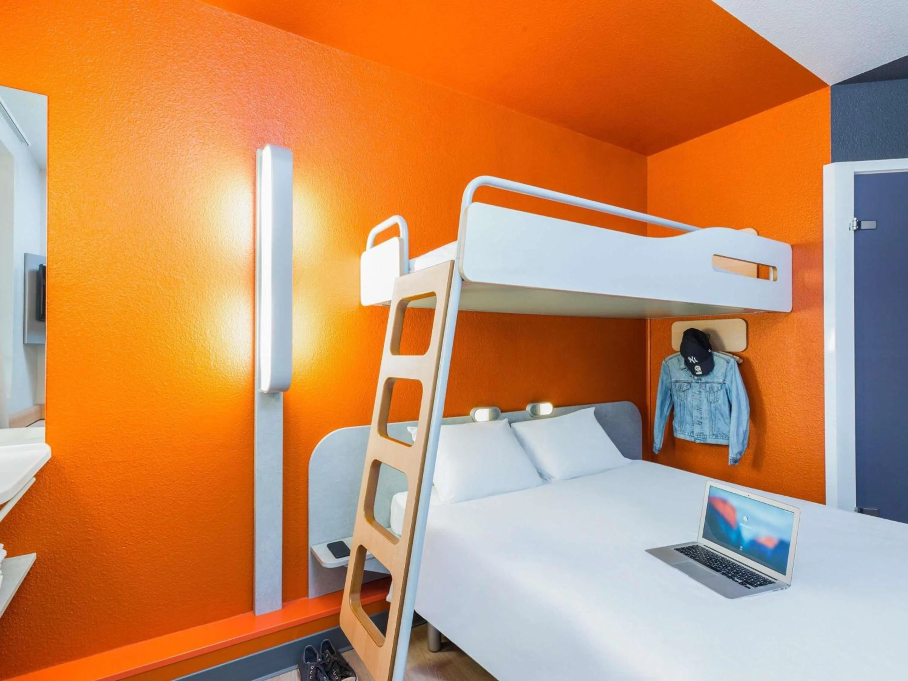 Bedroom, Bed in ibis budget Paris Porte De Montmartre