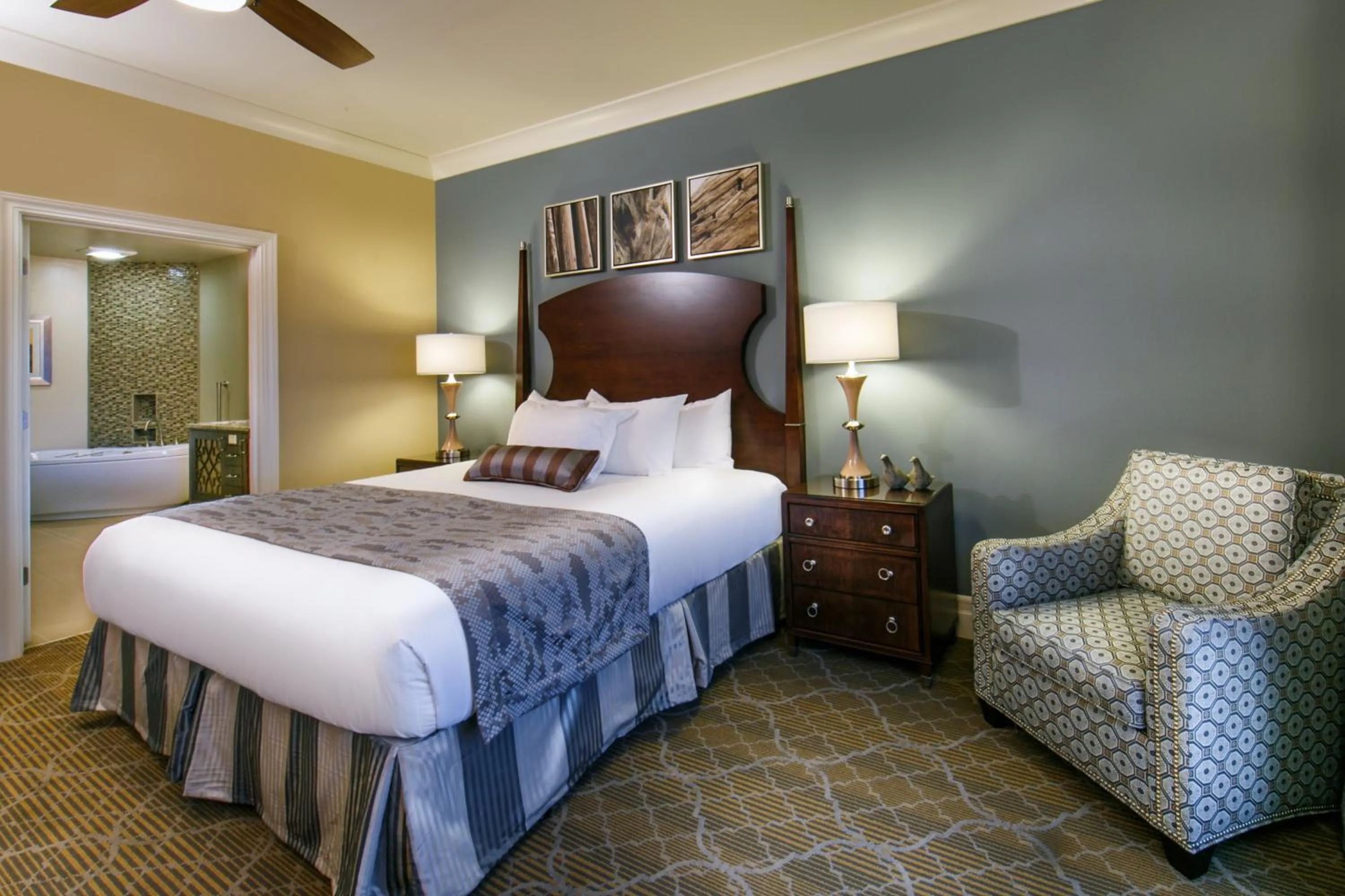 Photo of the whole room, Bed in Holiday Inn Club Vacations South Beach Resort