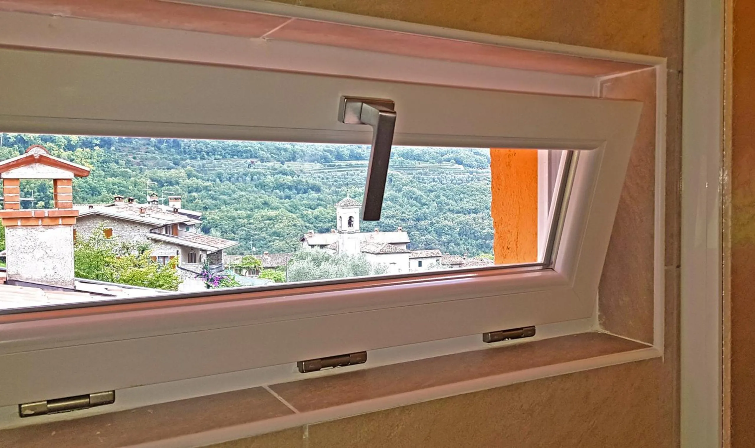 Bathroom in Casa Gina Garden and view by Gardadomusmea