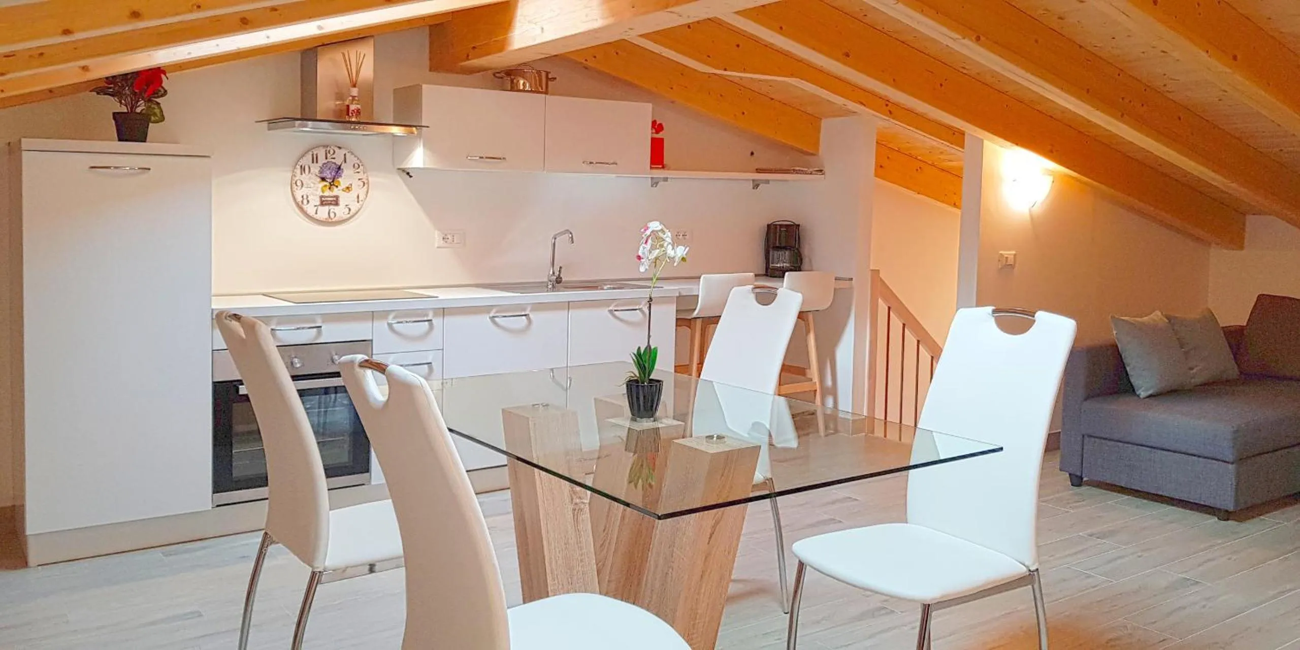 Kitchen or kitchenette in Casa Gina Garden and view by Gardadomusmea
