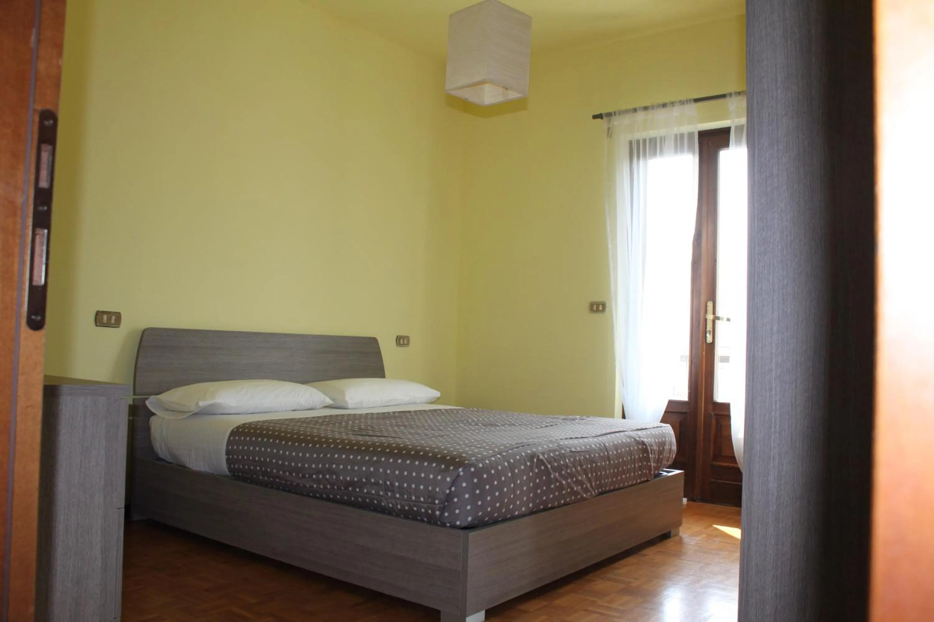 Bedroom, Bed in Casa Gina Garden and view by Gardadomusmea