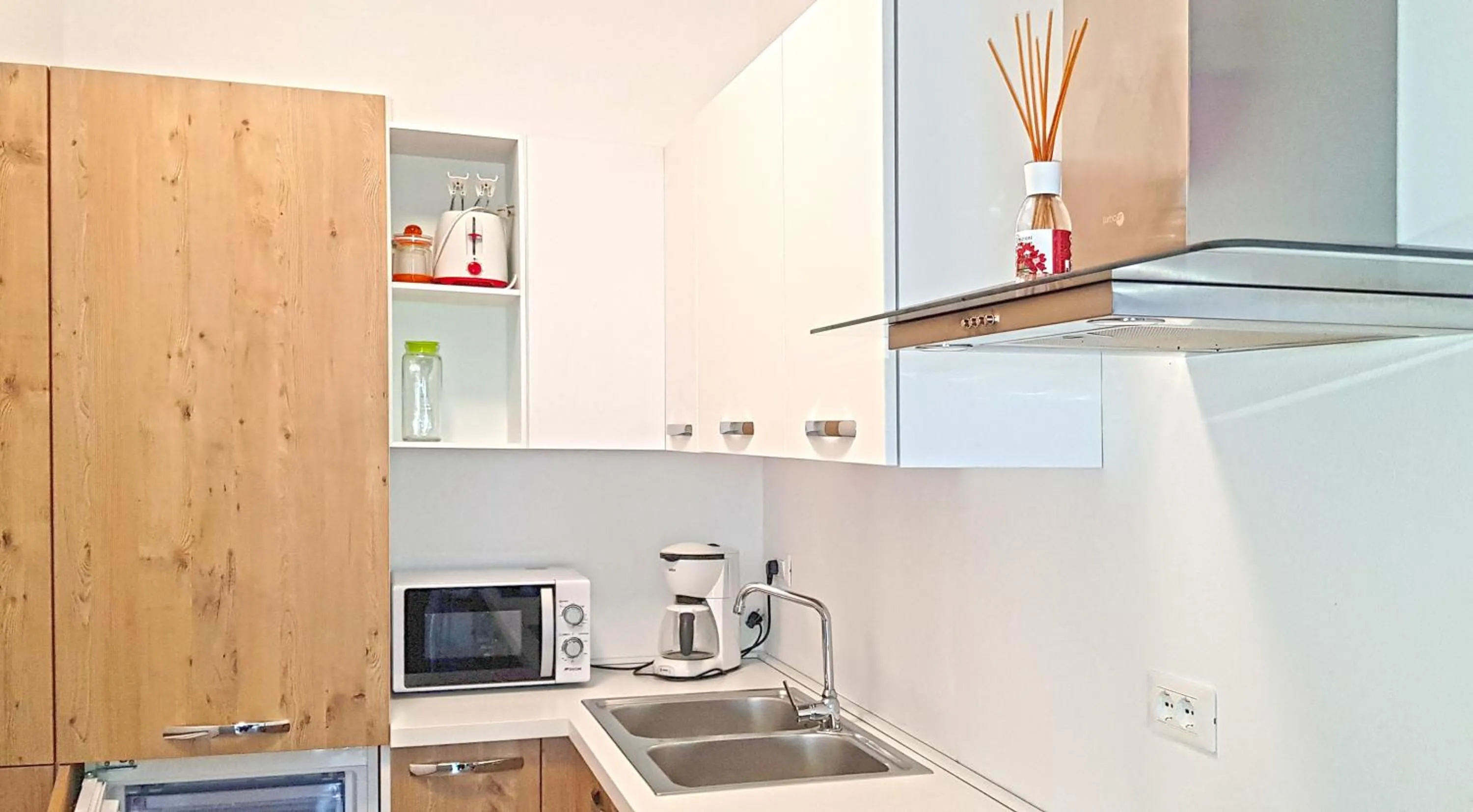 Kitchen or kitchenette in Casa Gina Garden and view by Gardadomusmea