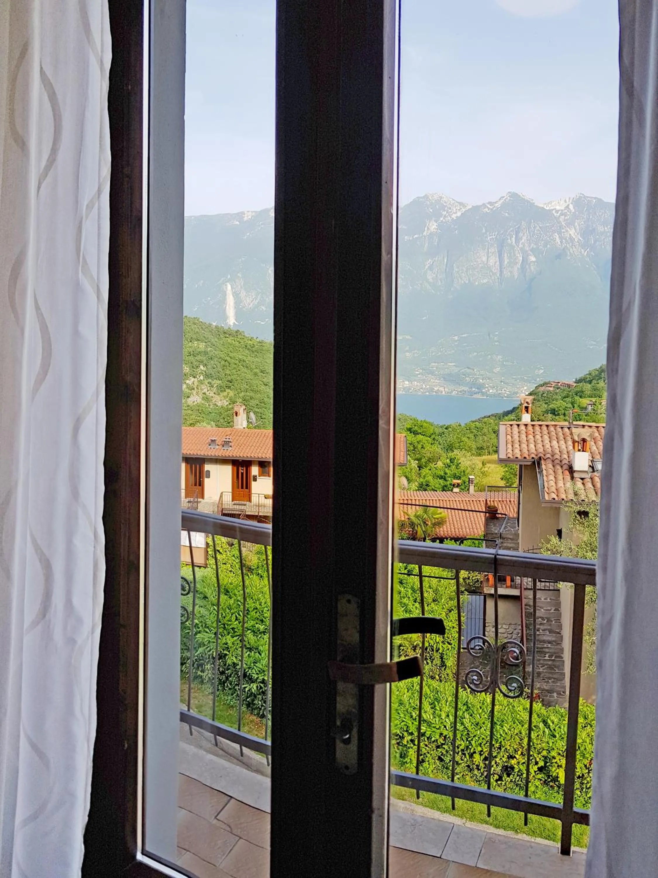 Balcony/Terrace in Casa Gina Garden and view by Gardadomusmea