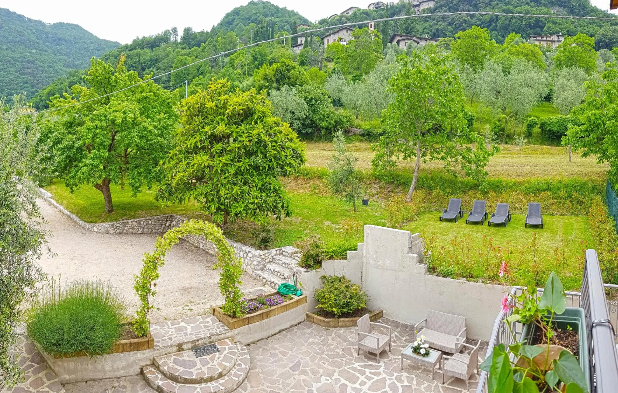 Garden in Casa Gina Garden and view by Gardadomusmea