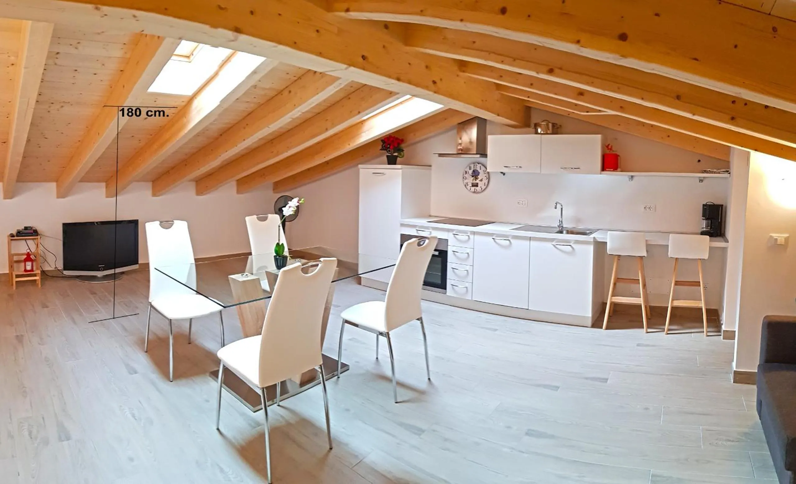 Kitchen or kitchenette in Casa Gina Garden and view by Gardadomusmea