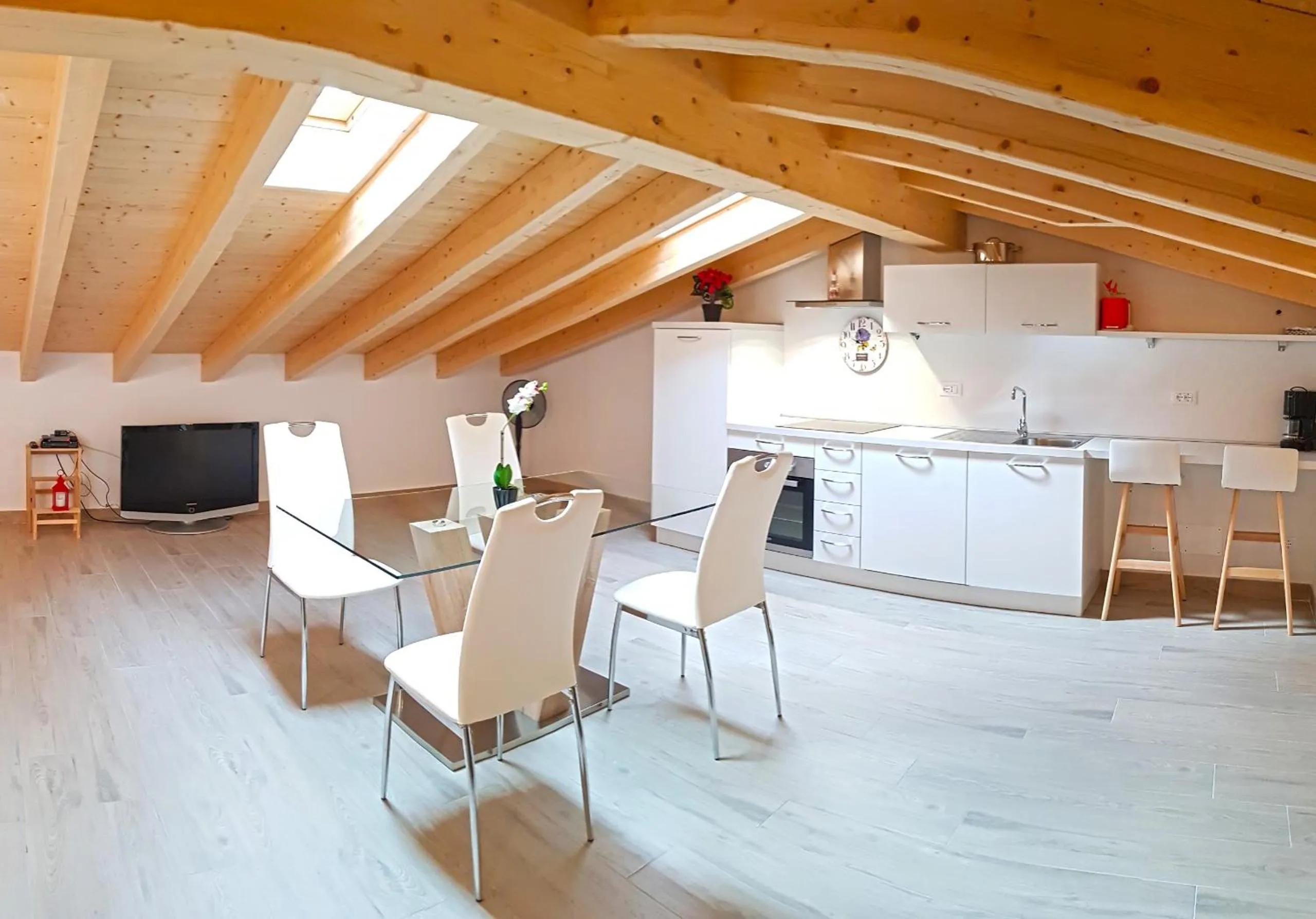 Kitchen or kitchenette in Casa Gina Garden and view by Gardadomusmea
