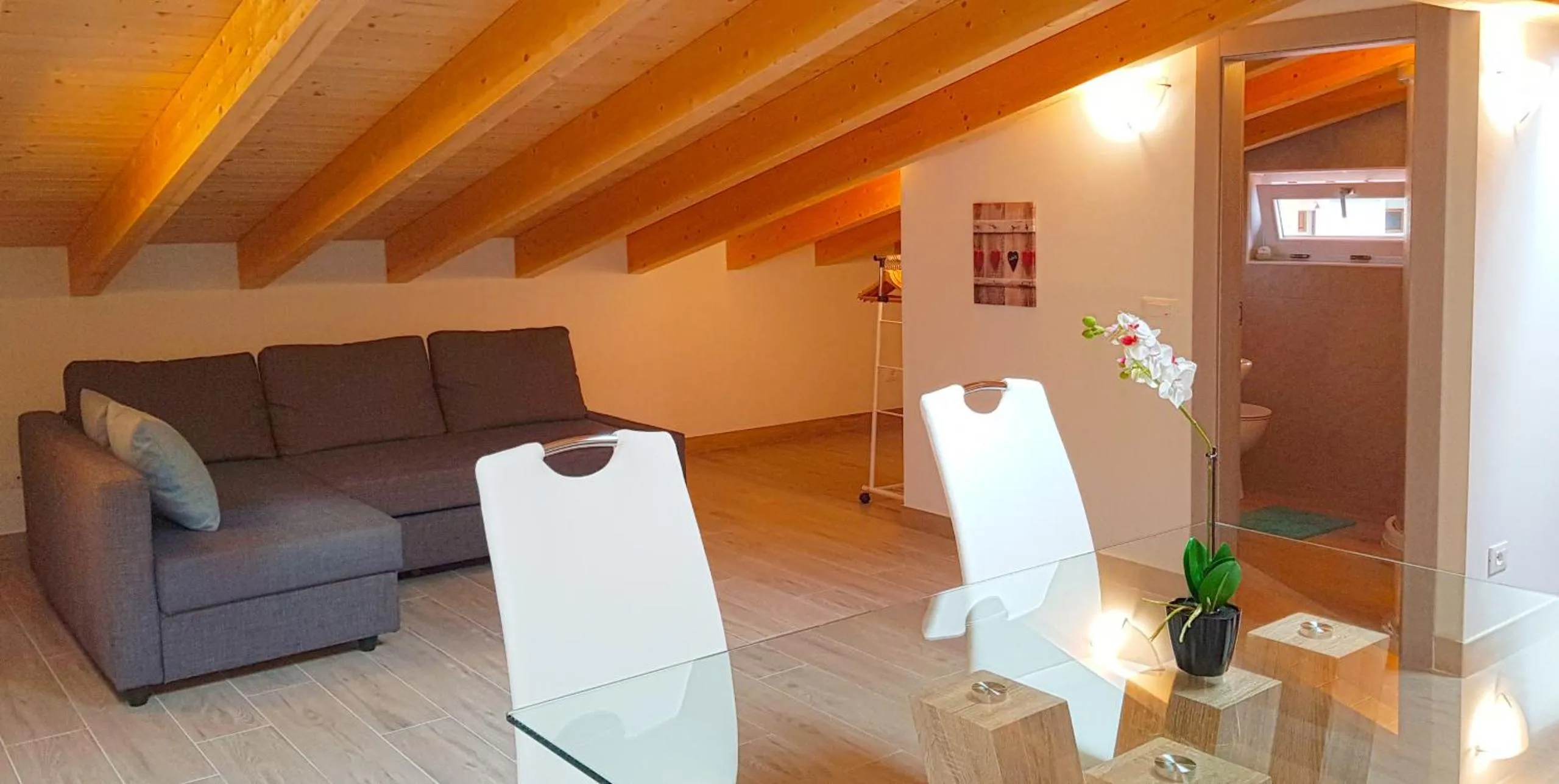 Living room in Casa Gina Garden and view by Gardadomusmea