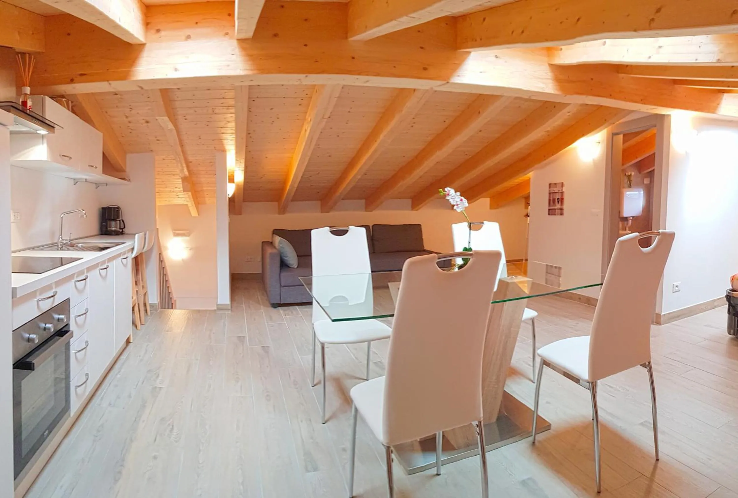Kitchen or kitchenette in Casa Gina Garden and view by Gardadomusmea