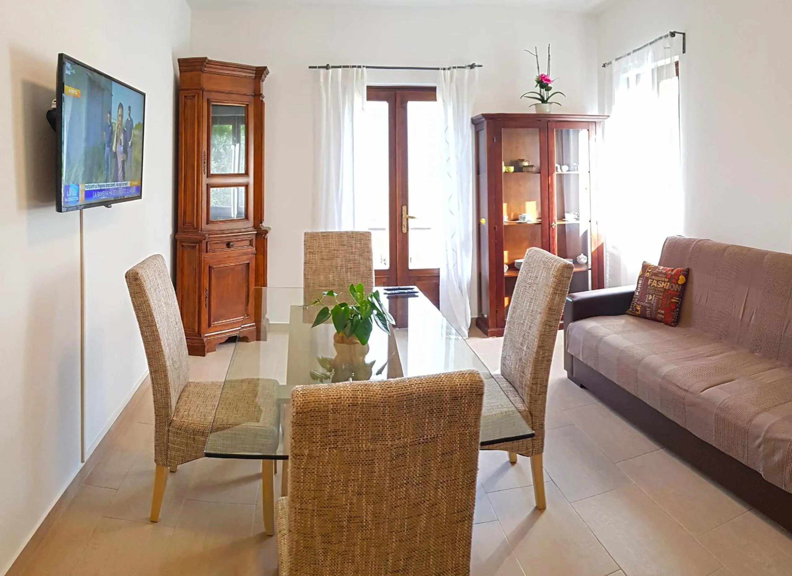 Dining area in Casa Gina Garden and view by Gardadomusmea