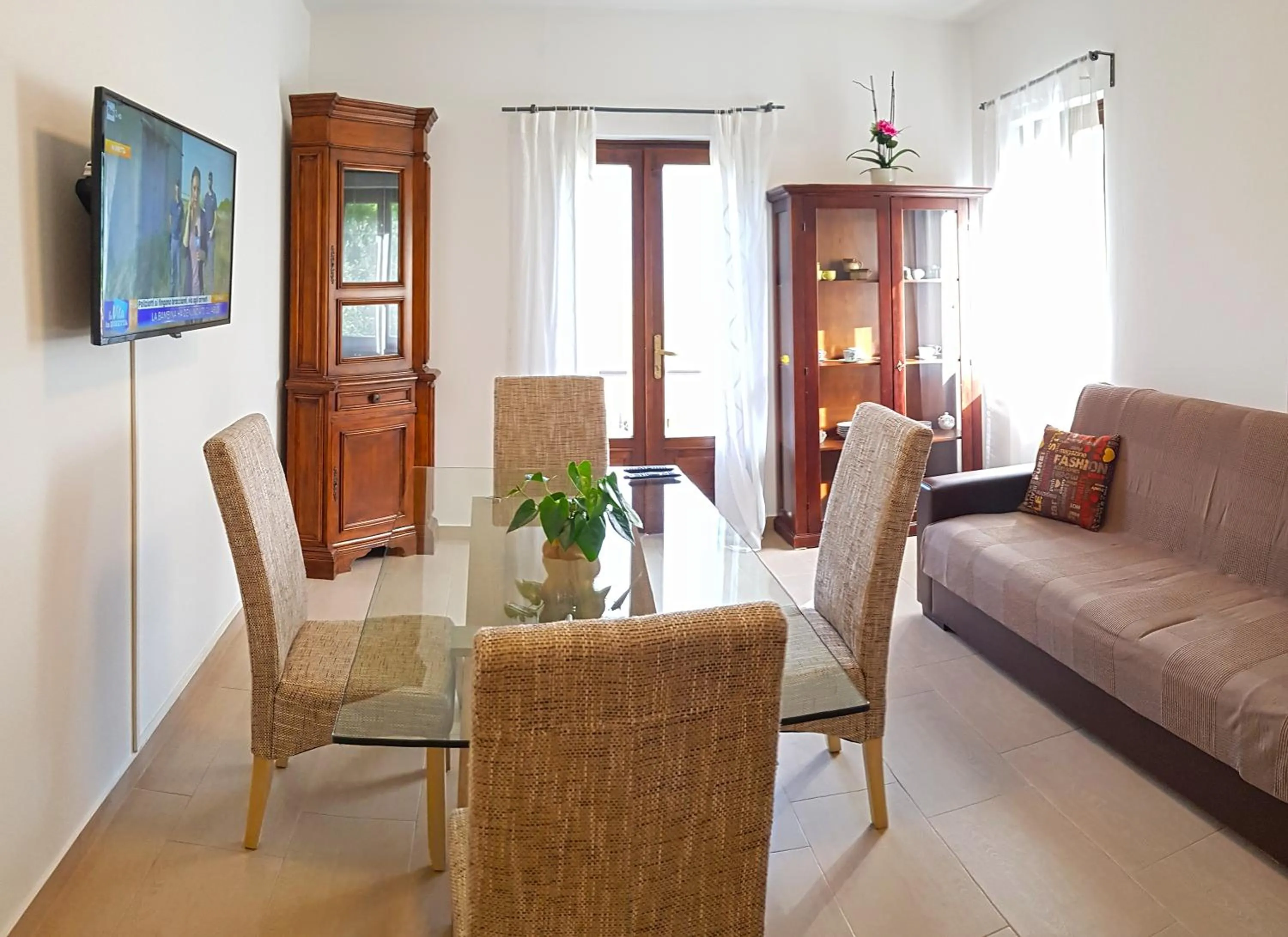 Living room in Casa Gina Garden and view by Gardadomusmea