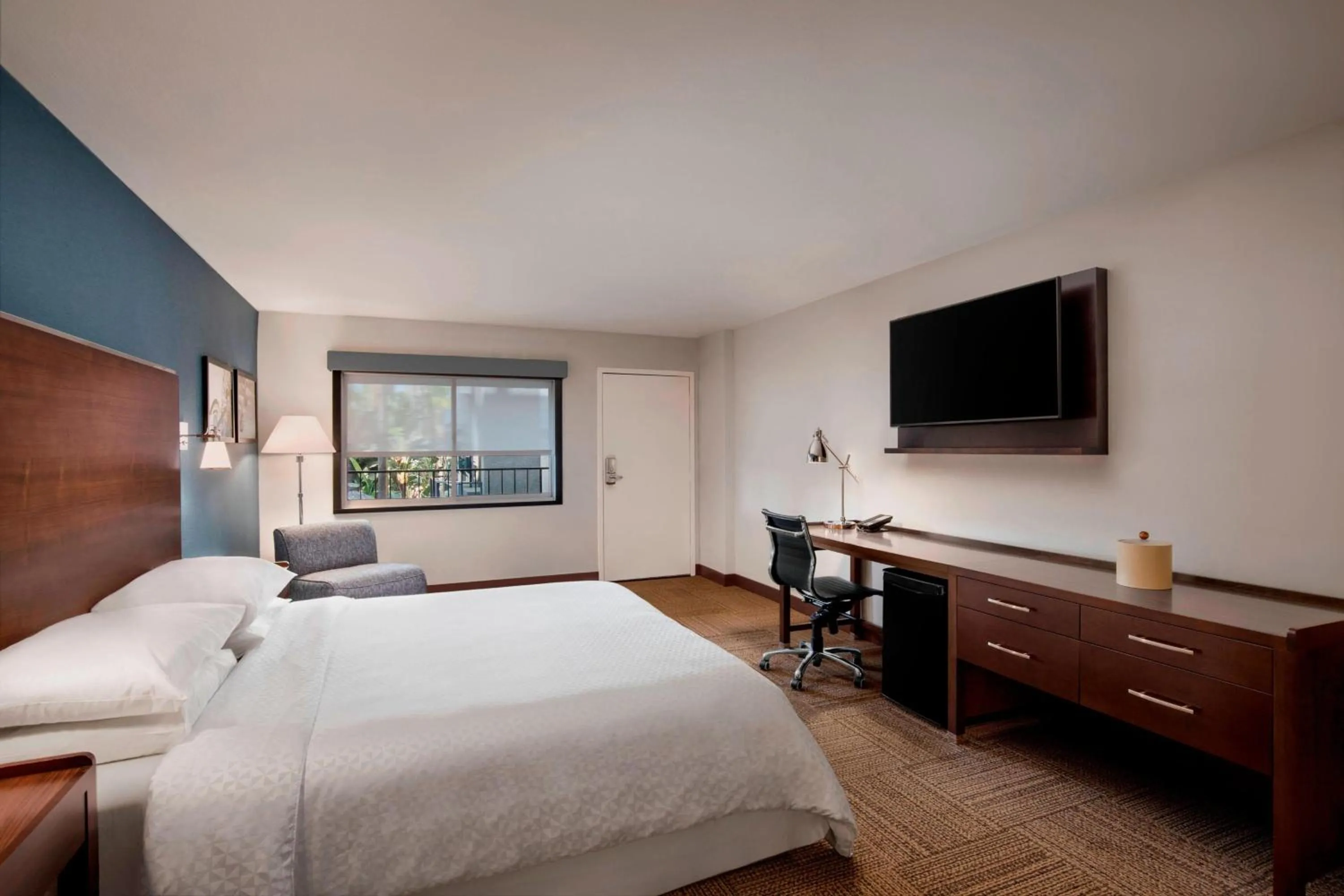 Photo of the whole room, Bed in Four Points by Sheraton Anaheim