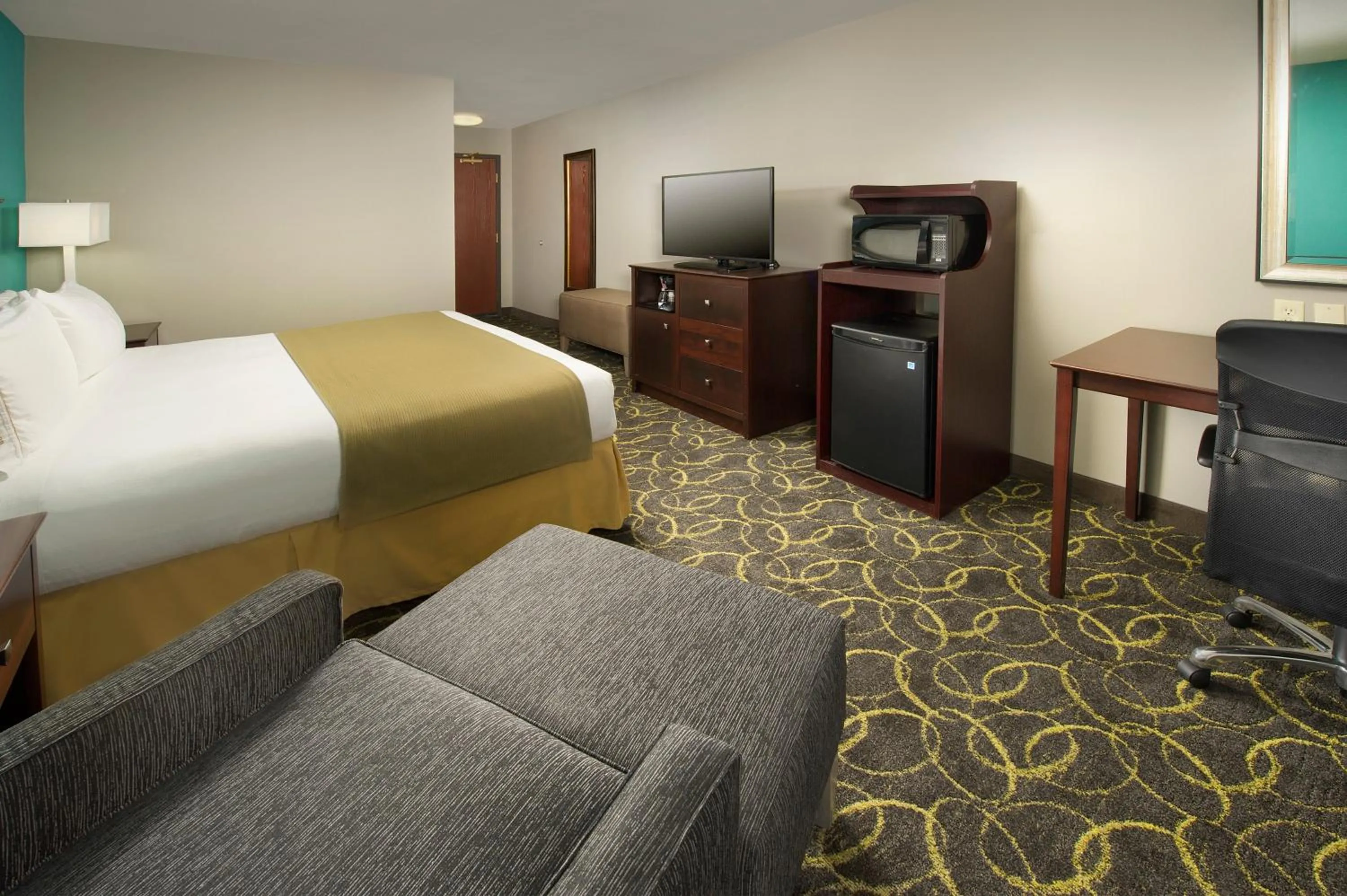 Photo of the whole room, Bed in Holiday Inn Express Hotel and Suites DFW-Grapevine by IHG