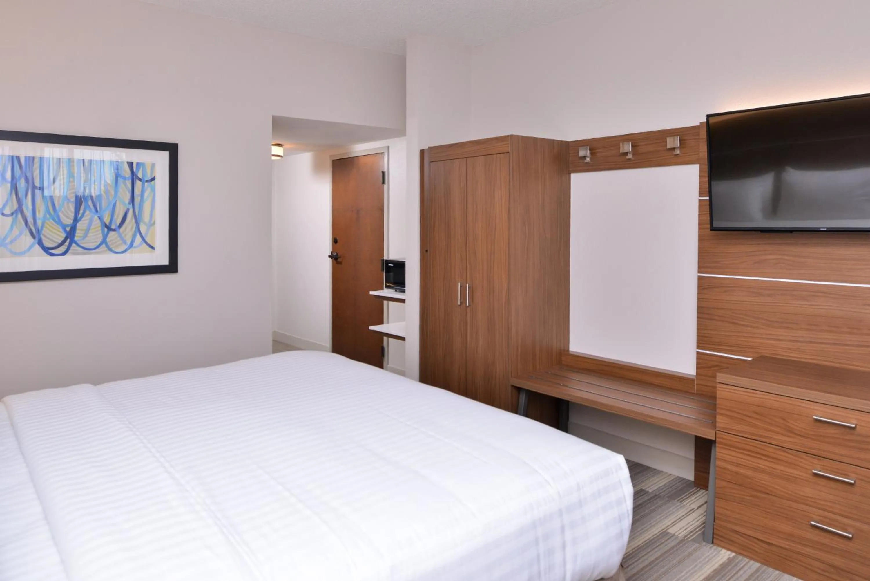 Photo of the whole room, Bed in Holiday Inn Express & Suites Indianapolis Dtn-Conv Ctr Area by IHG