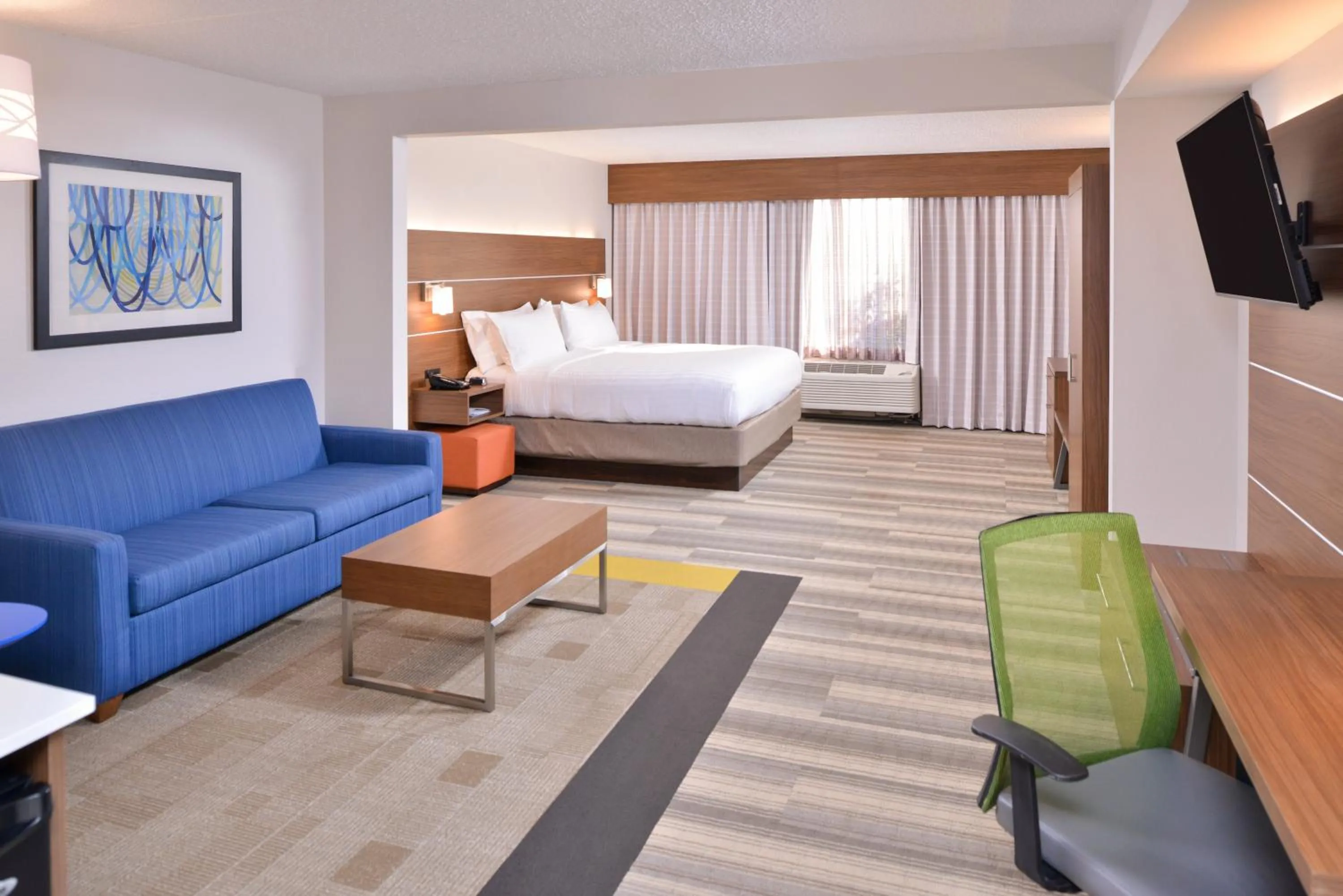 Photo of the whole room, Bed in Holiday Inn Express & Suites Indianapolis Dtn-Conv Ctr Area by IHG