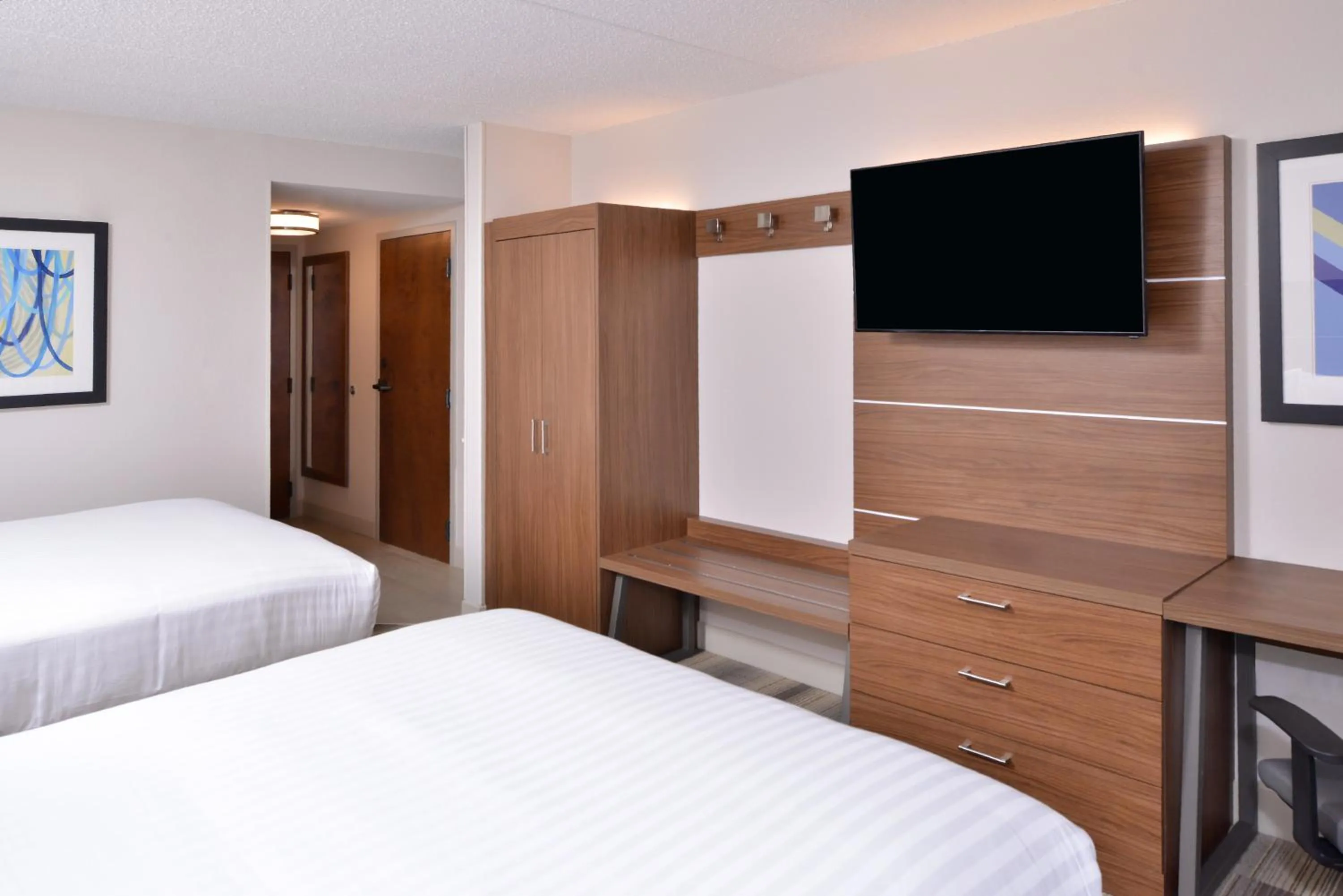 Photo of the whole room, Bed in Holiday Inn Express & Suites Indianapolis Dtn-Conv Ctr Area by IHG