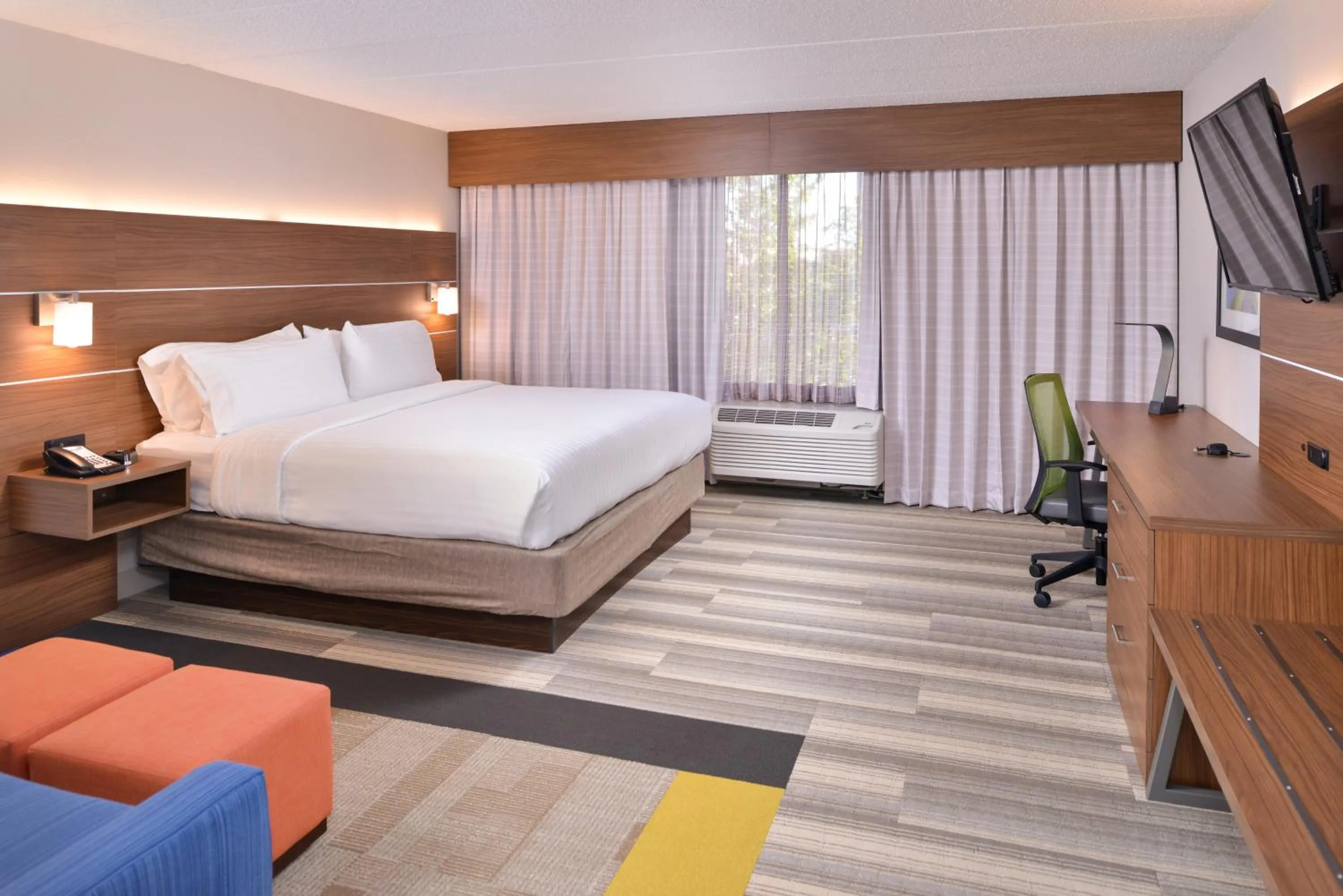 Photo of the whole room, Bed in Holiday Inn Express & Suites Indianapolis Dtn-Conv Ctr Area by IHG