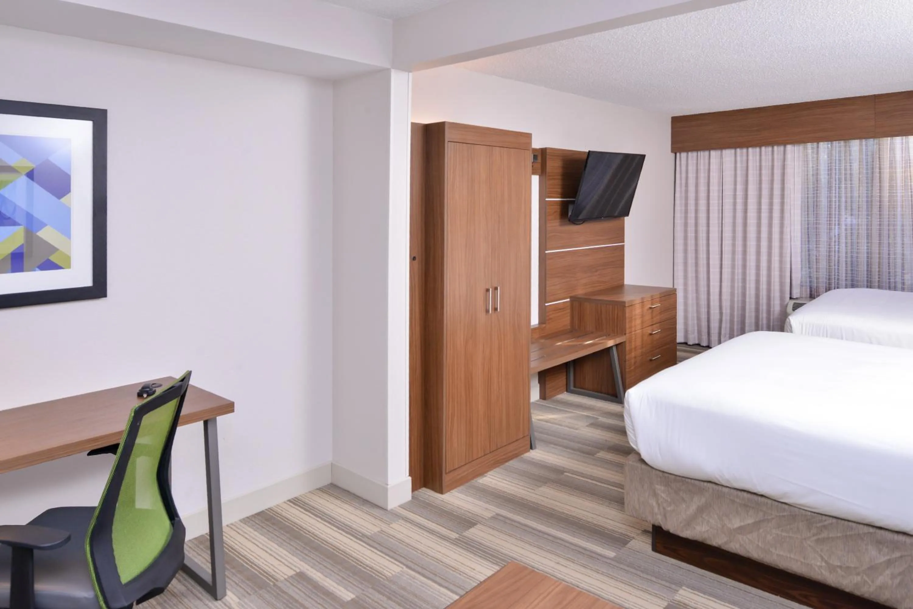 Photo of the whole room, Bed in Holiday Inn Express & Suites Indianapolis Dtn-Conv Ctr Area by IHG