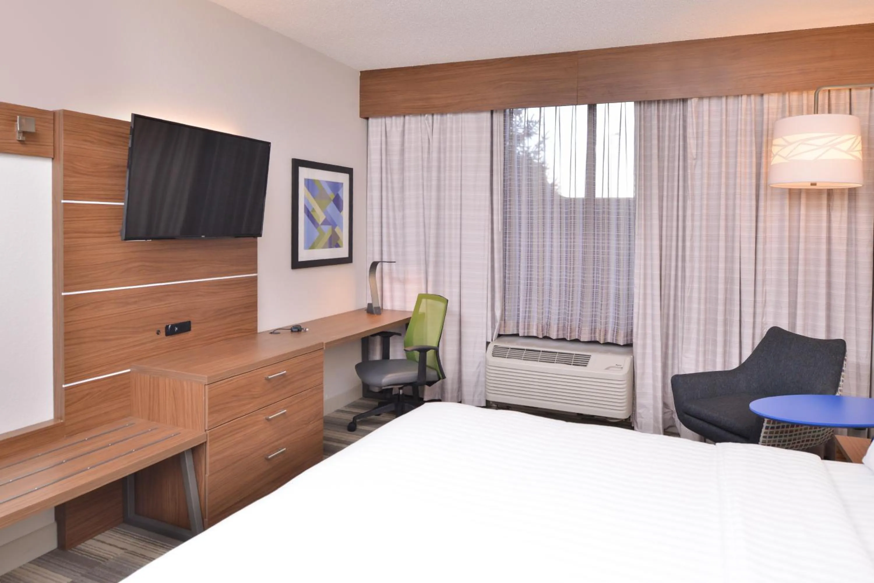 Photo of the whole room, Bed in Holiday Inn Express & Suites Indianapolis Dtn-Conv Ctr Area by IHG