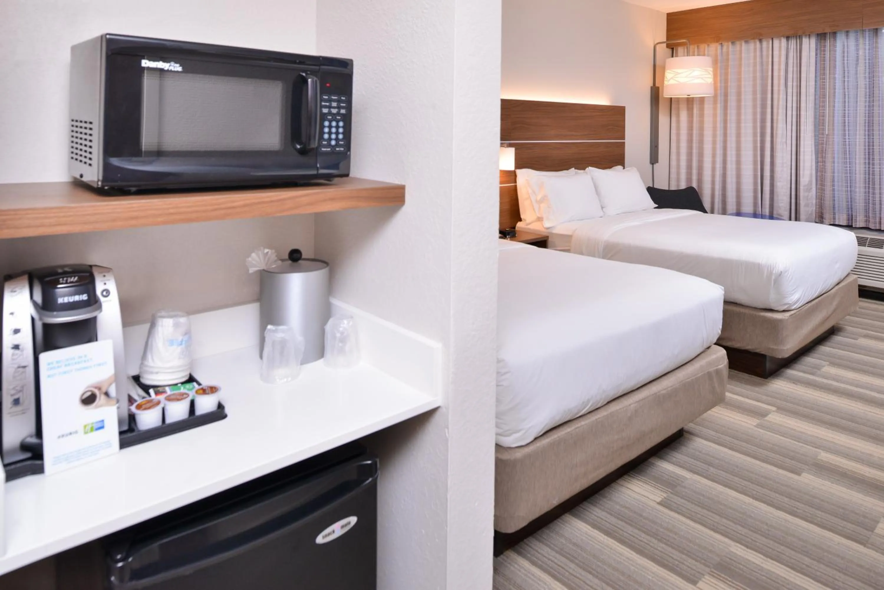 Photo of the whole room, Bed in Holiday Inn Express & Suites Indianapolis Dtn-Conv Ctr Area by IHG