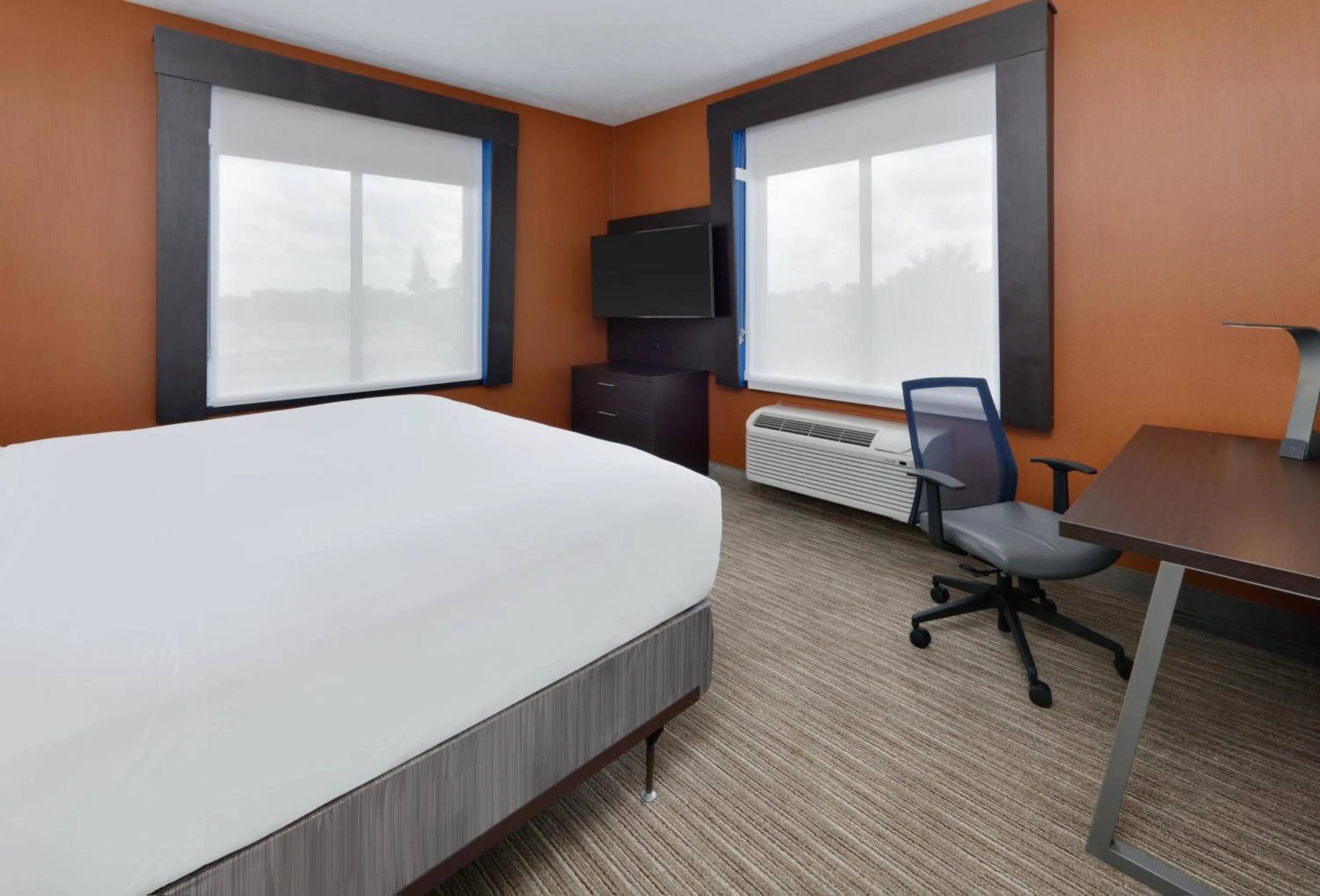 Photo of the whole room, Bed in Holiday Inn Express & Suites Dallas - Duncanville by IHG