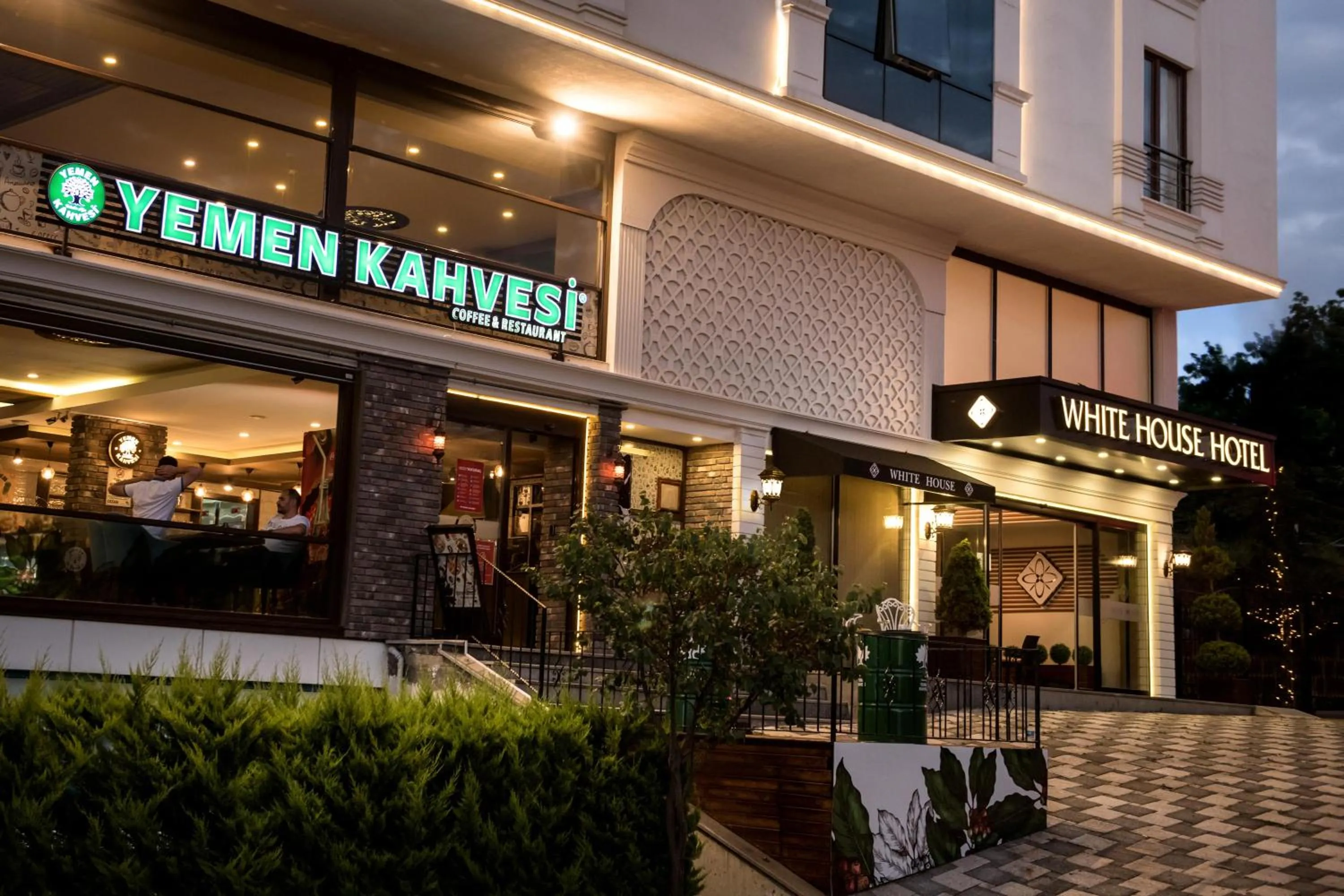 Facade/entrance in White House Hotel