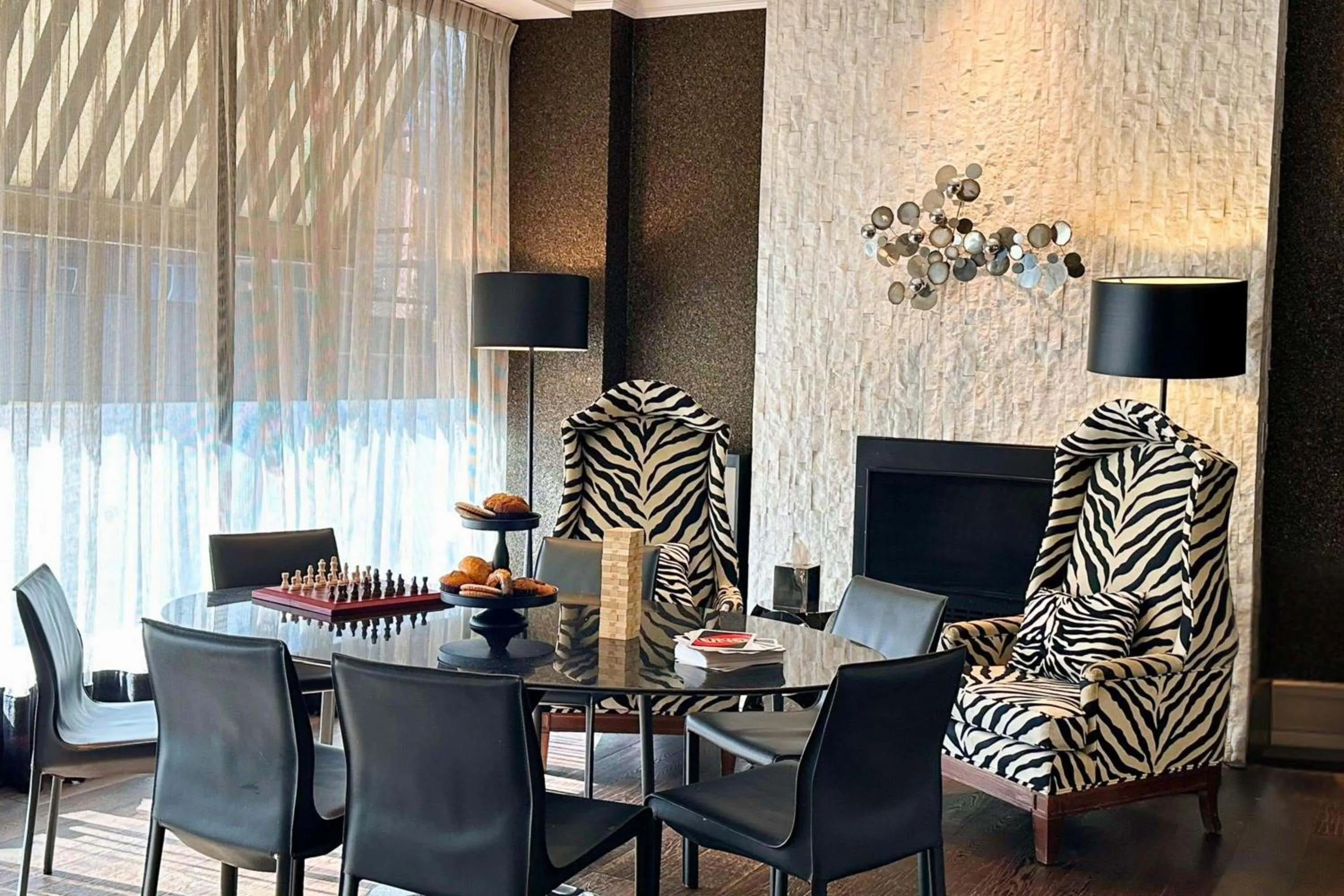 Communal lounge/ TV room in Moderne Hotel