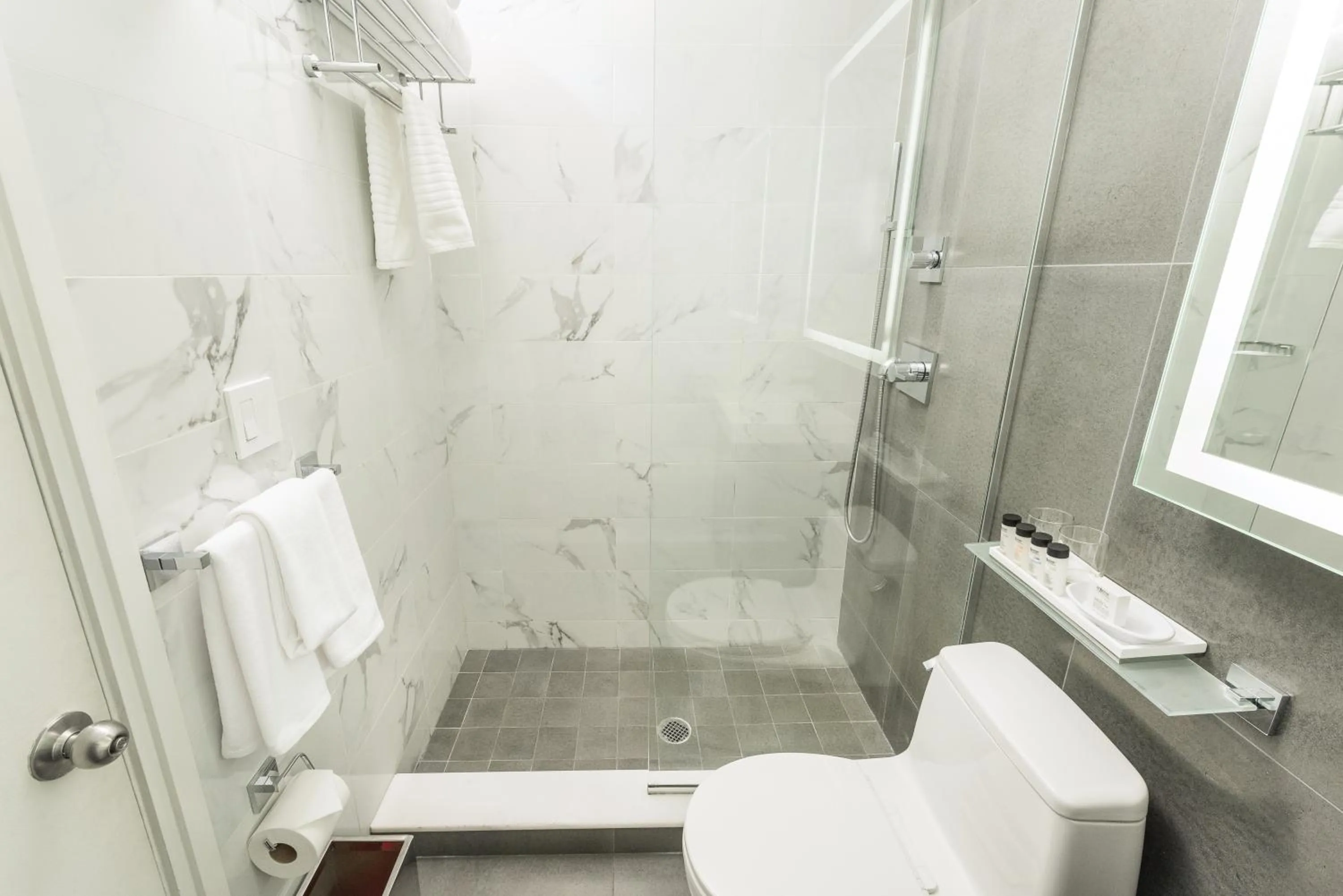 Shower in Moderne Hotel