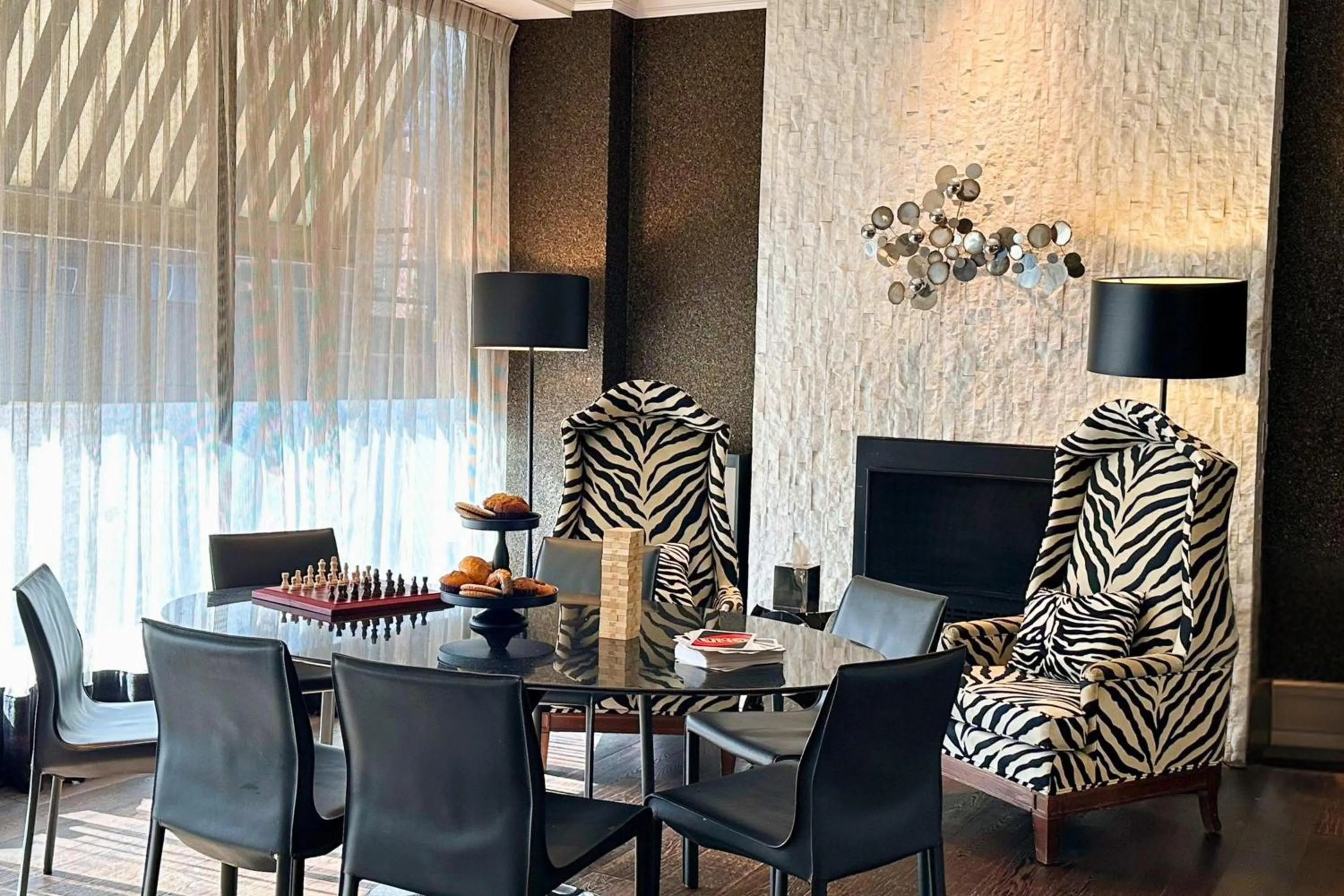 Communal lounge/ TV room in Moderne Hotel