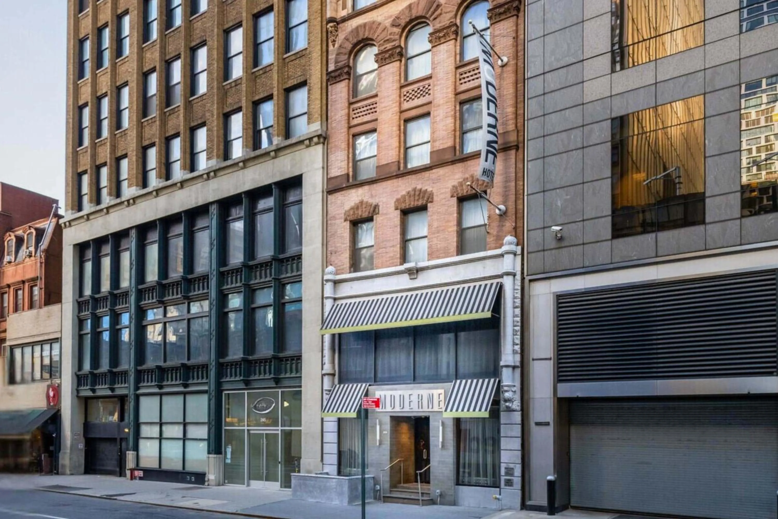 Property building in Moderne Hotel