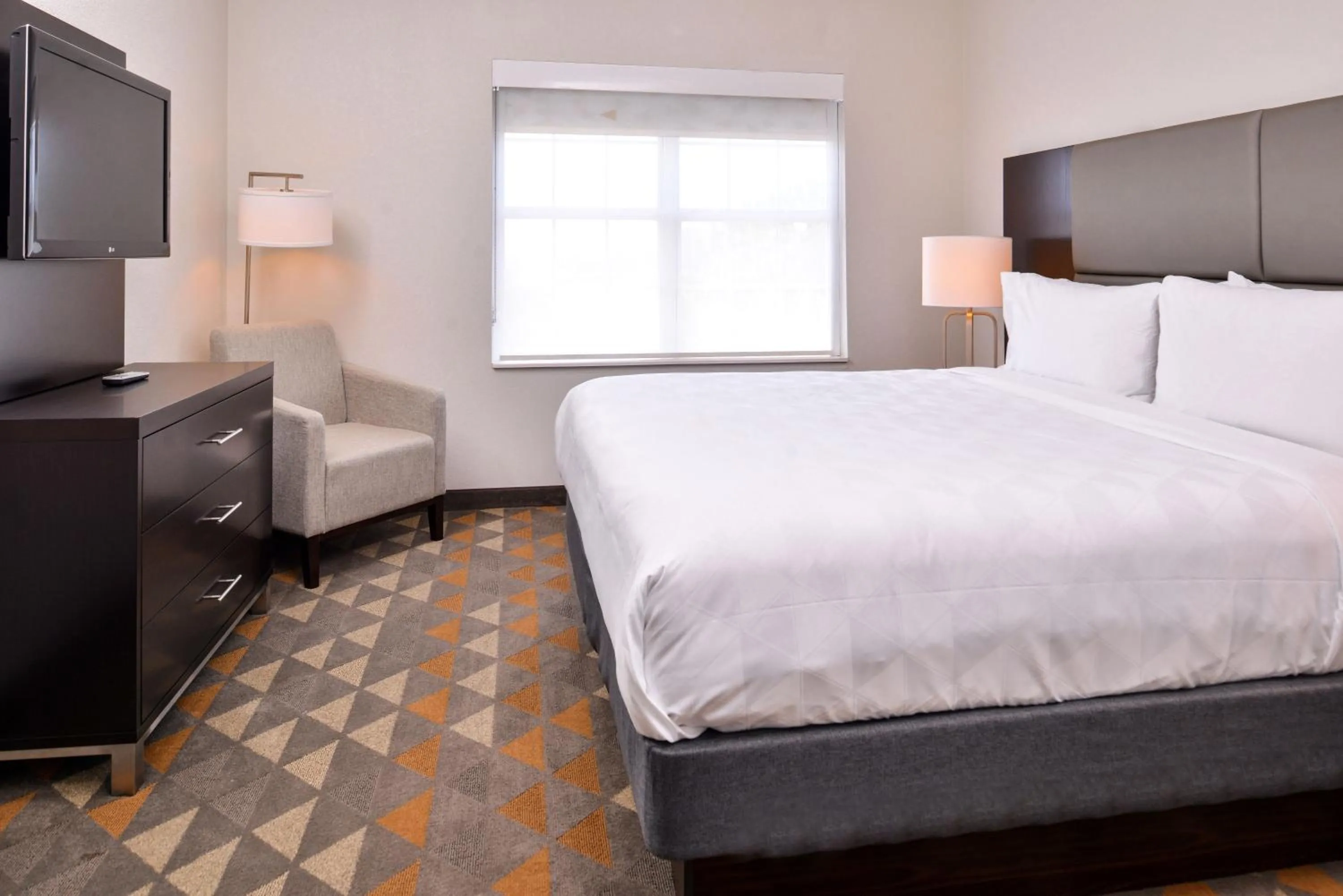 Photo of the whole room, Bed in Holiday Inn and Suites Addison by IHG
