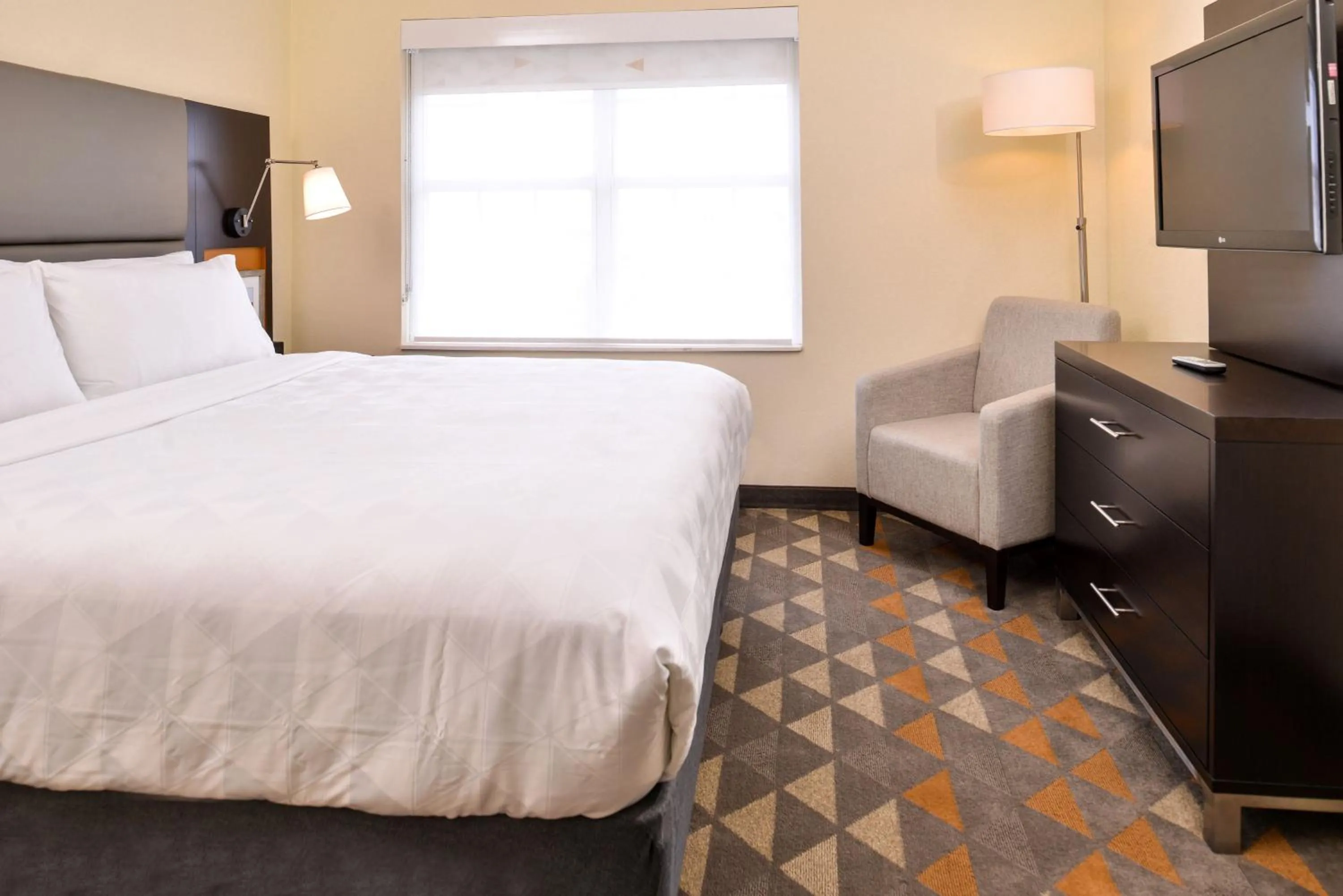 Photo of the whole room, Bed in Holiday Inn and Suites Addison by IHG