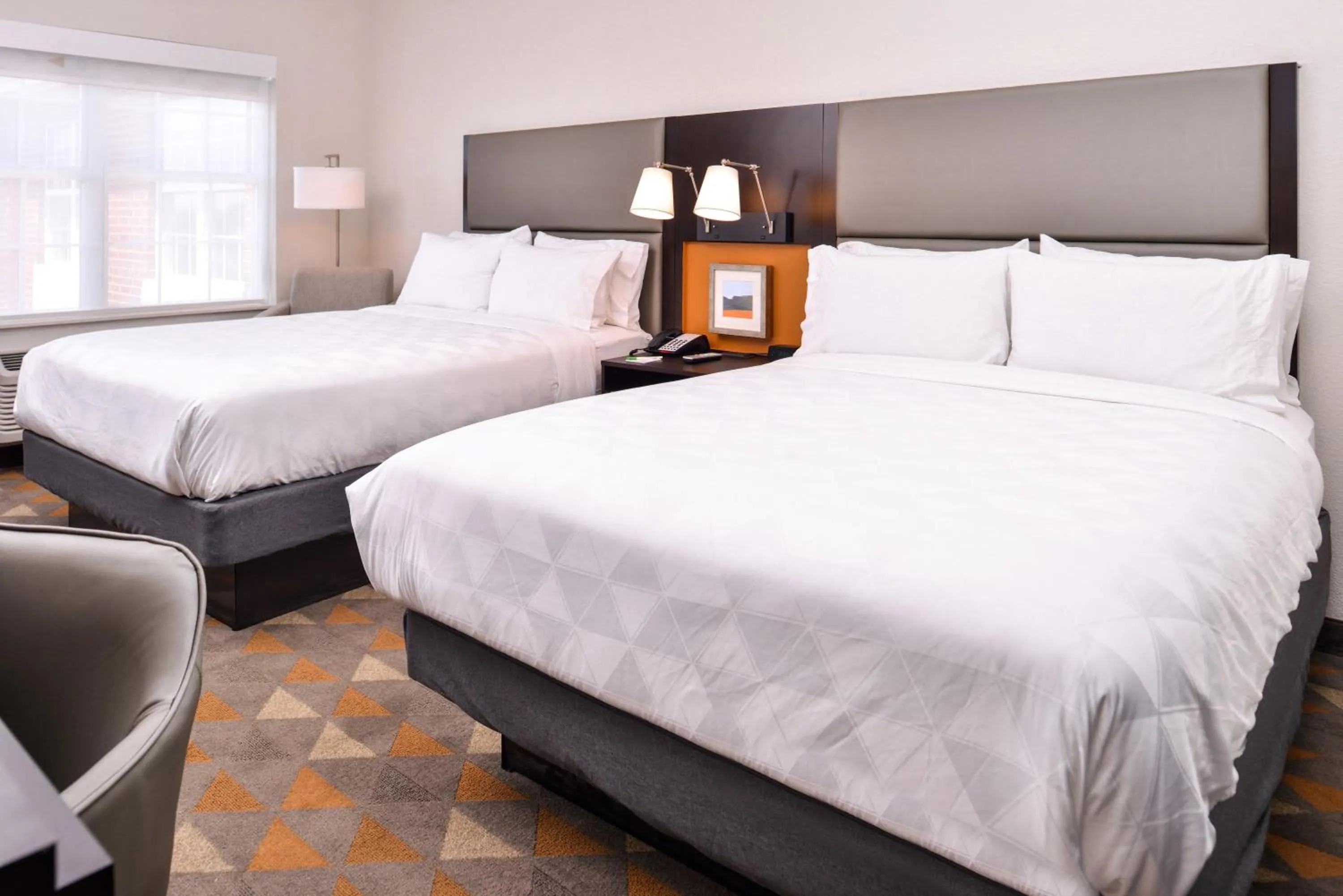 Photo of the whole room, Bed in Holiday Inn and Suites Addison by IHG