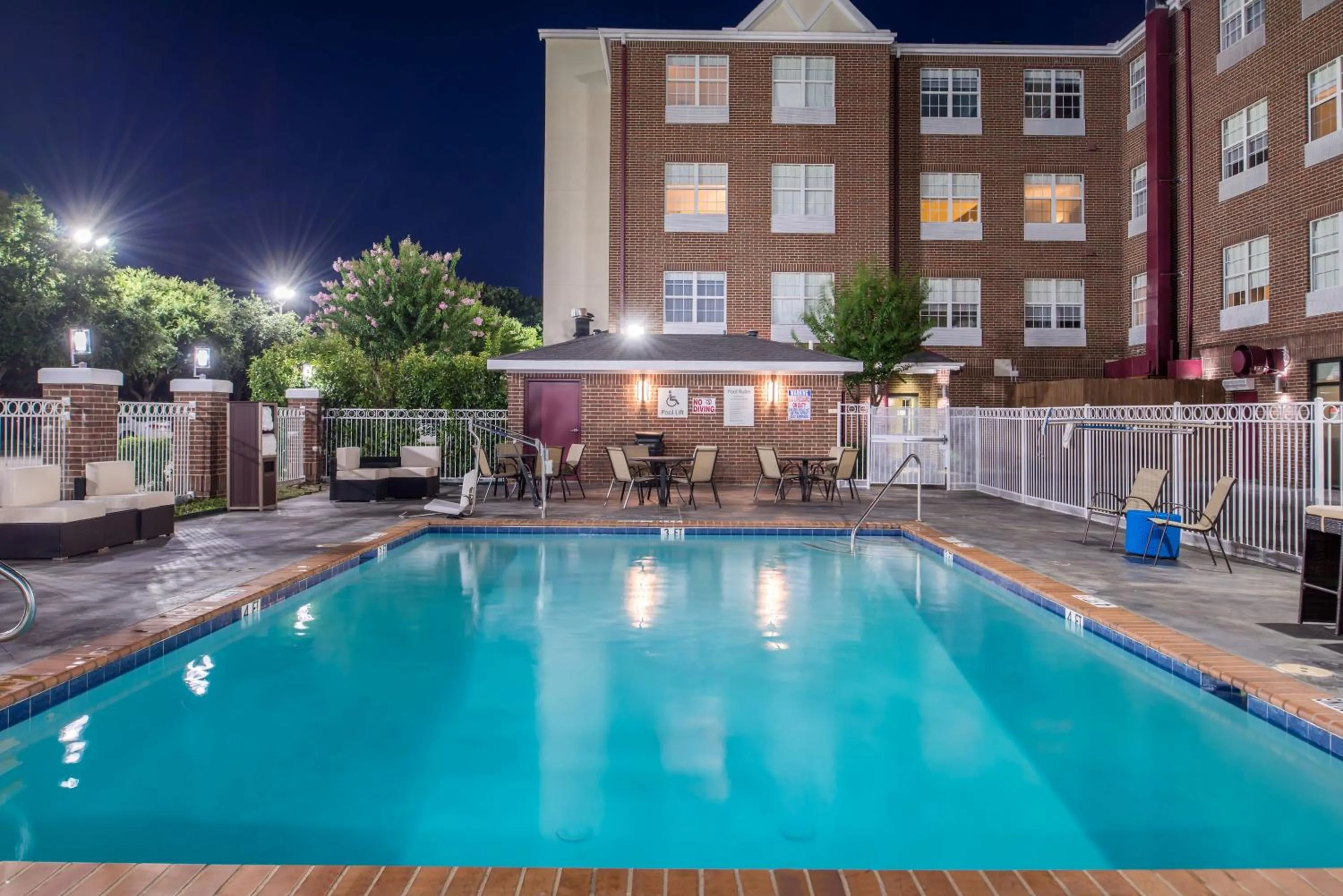 Swimming pool in Holiday Inn and Suites Addison by IHG