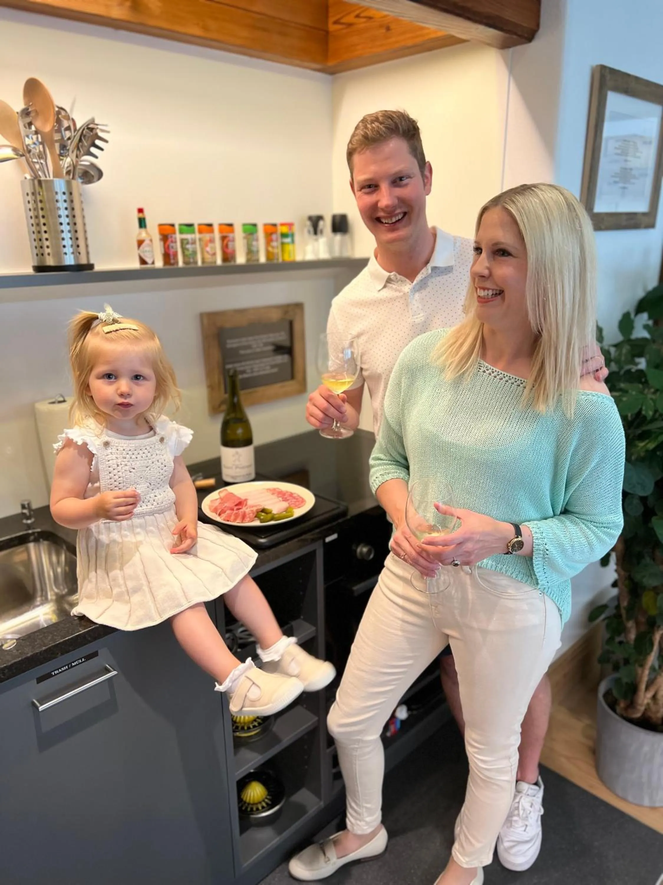 Communal kitchen in SPANNORT family home with common kitchen and self check-in