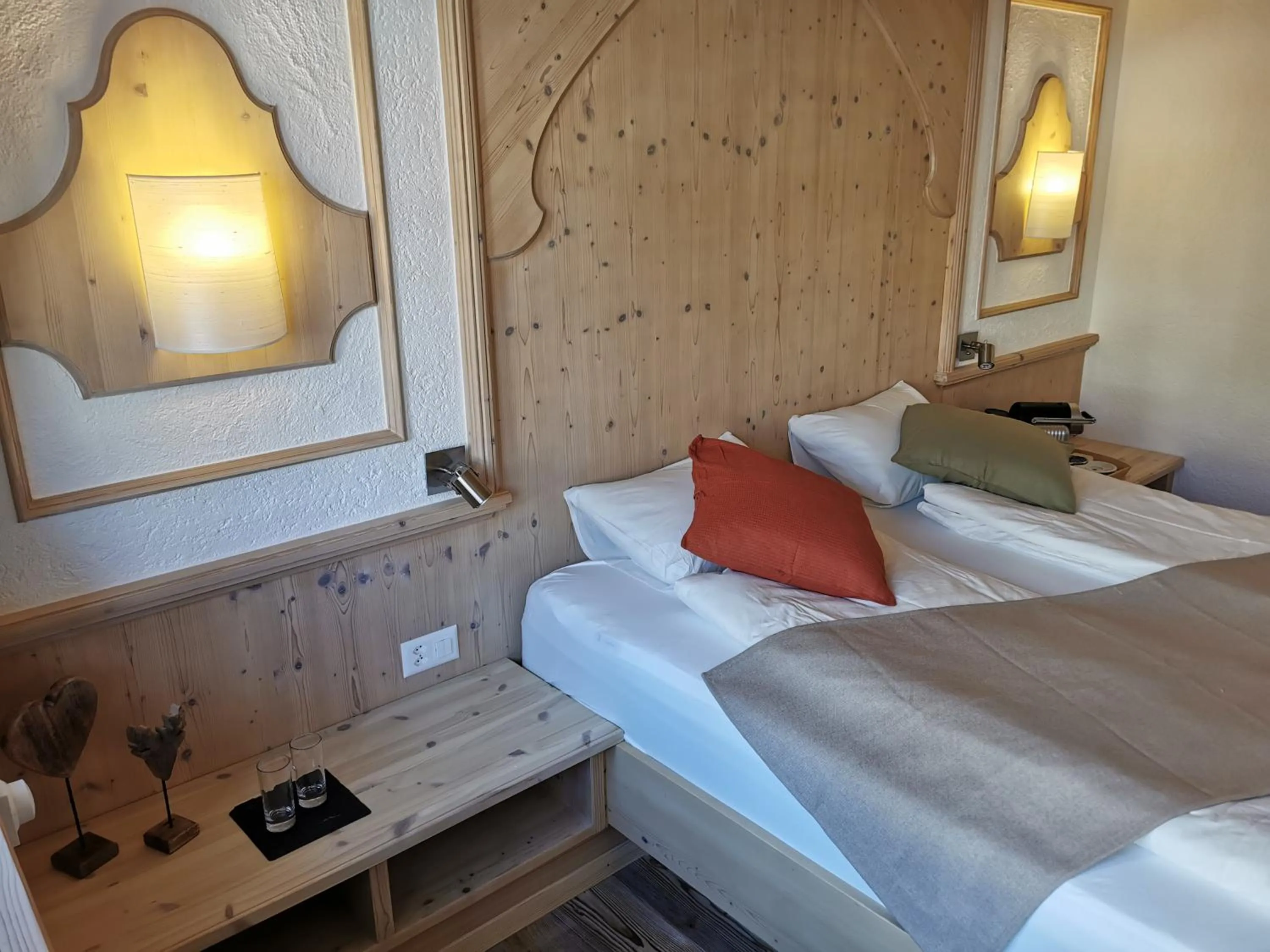 Photo of the whole room, Bed in SPANNORT family home with common kitchen and self check-in