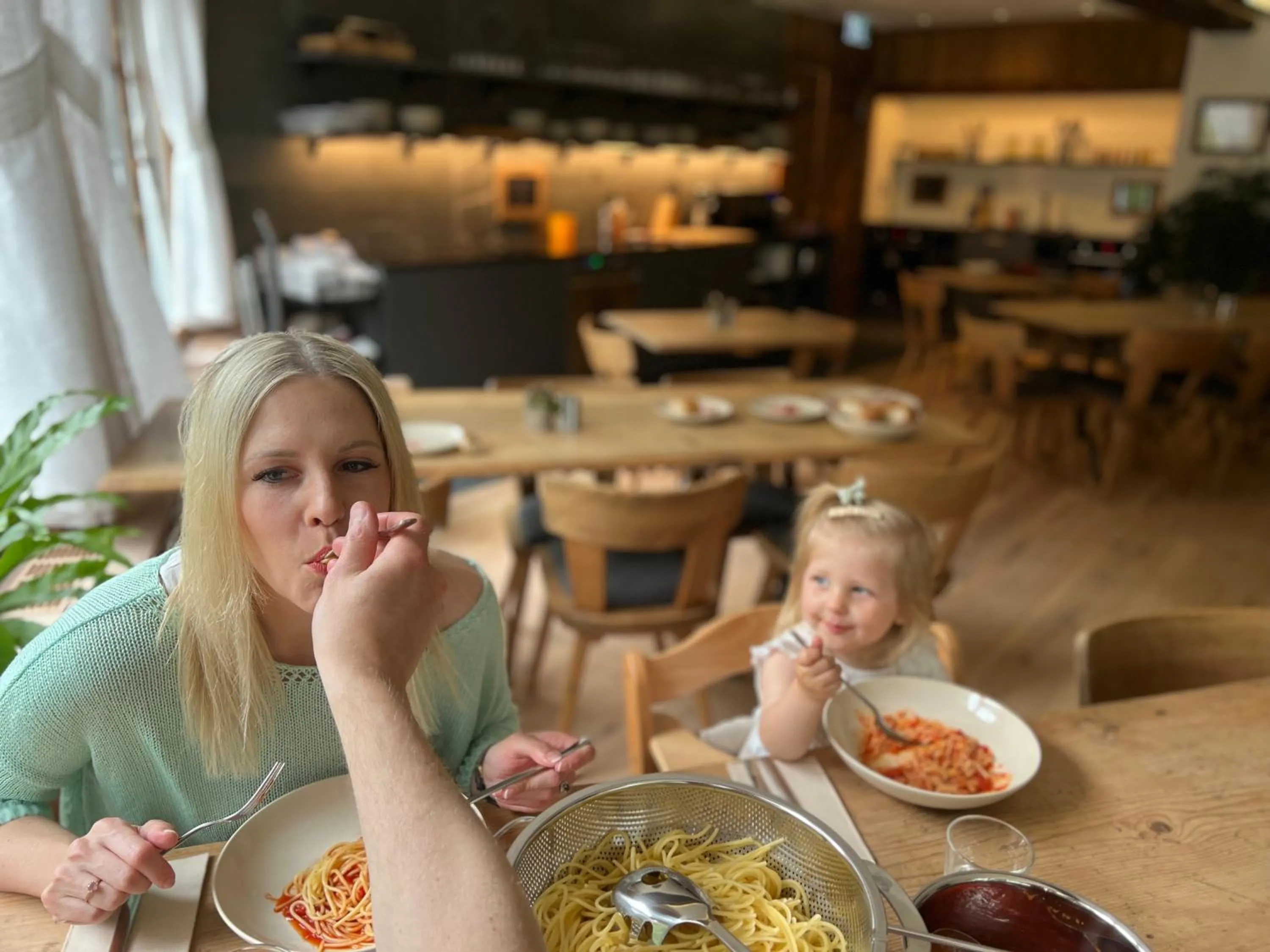 Communal kitchen in SPANNORT family home with common kitchen and self check-in