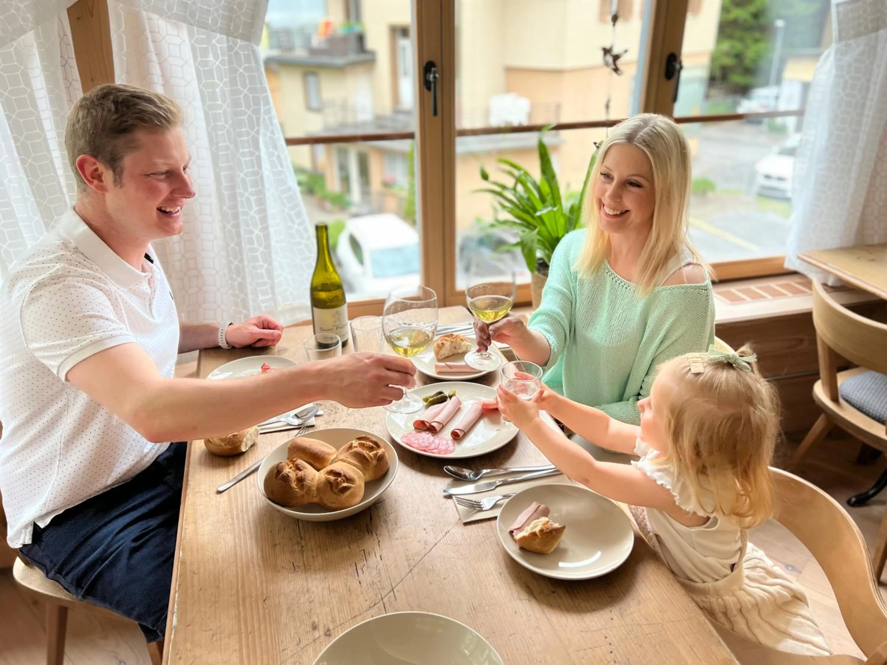 Communal kitchen in SPANNORT family home with common kitchen and self check-in