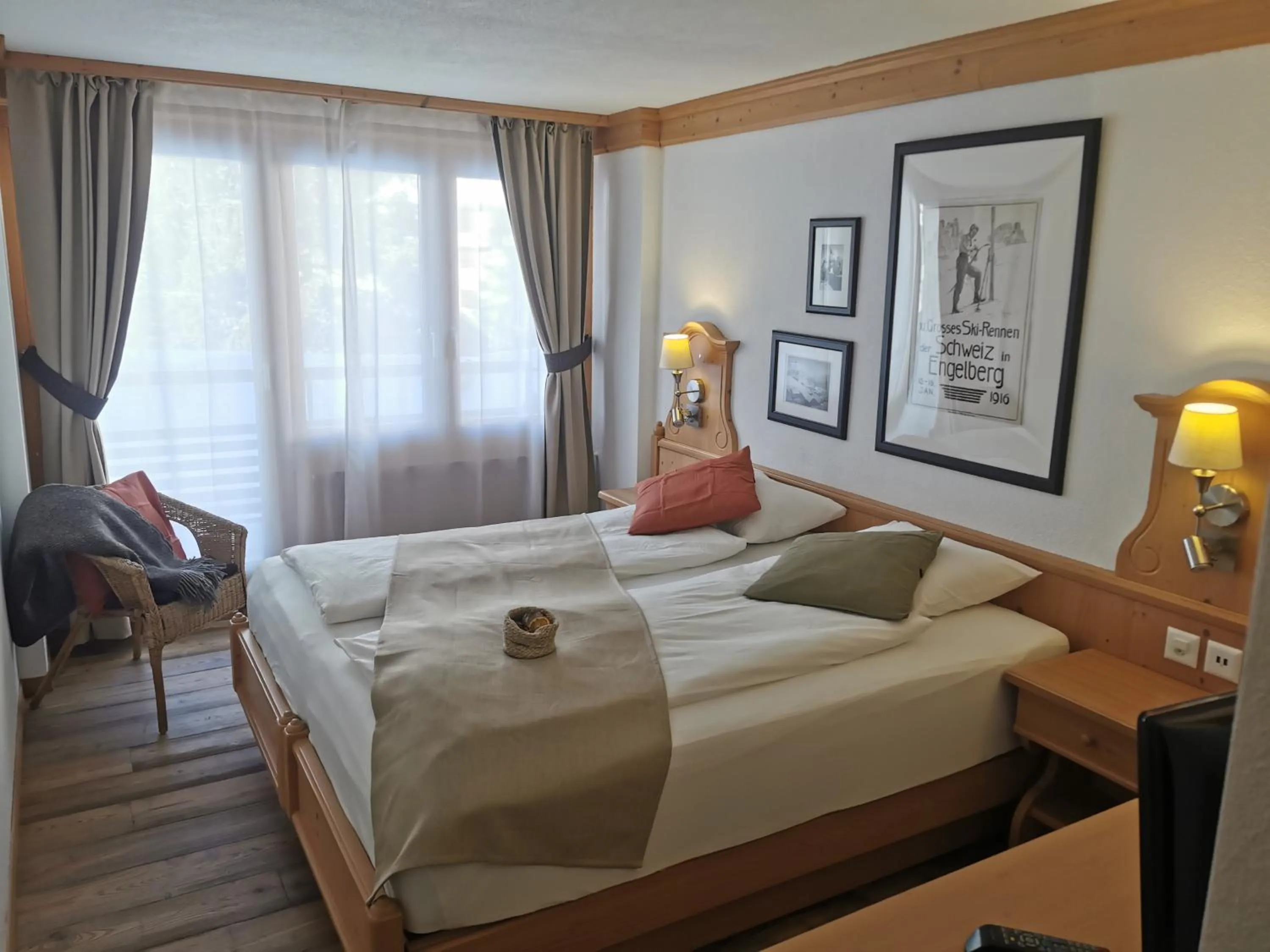 Photo of the whole room, Bed in SPANNORT family home with common kitchen and self check-in