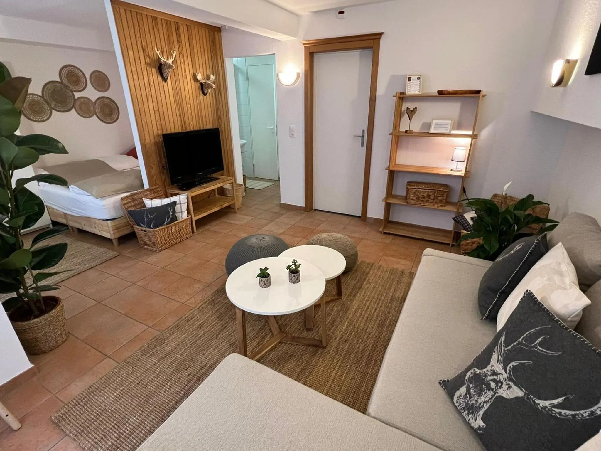 Photo of the whole room in SPANNORT family home with common kitchen and self check-in