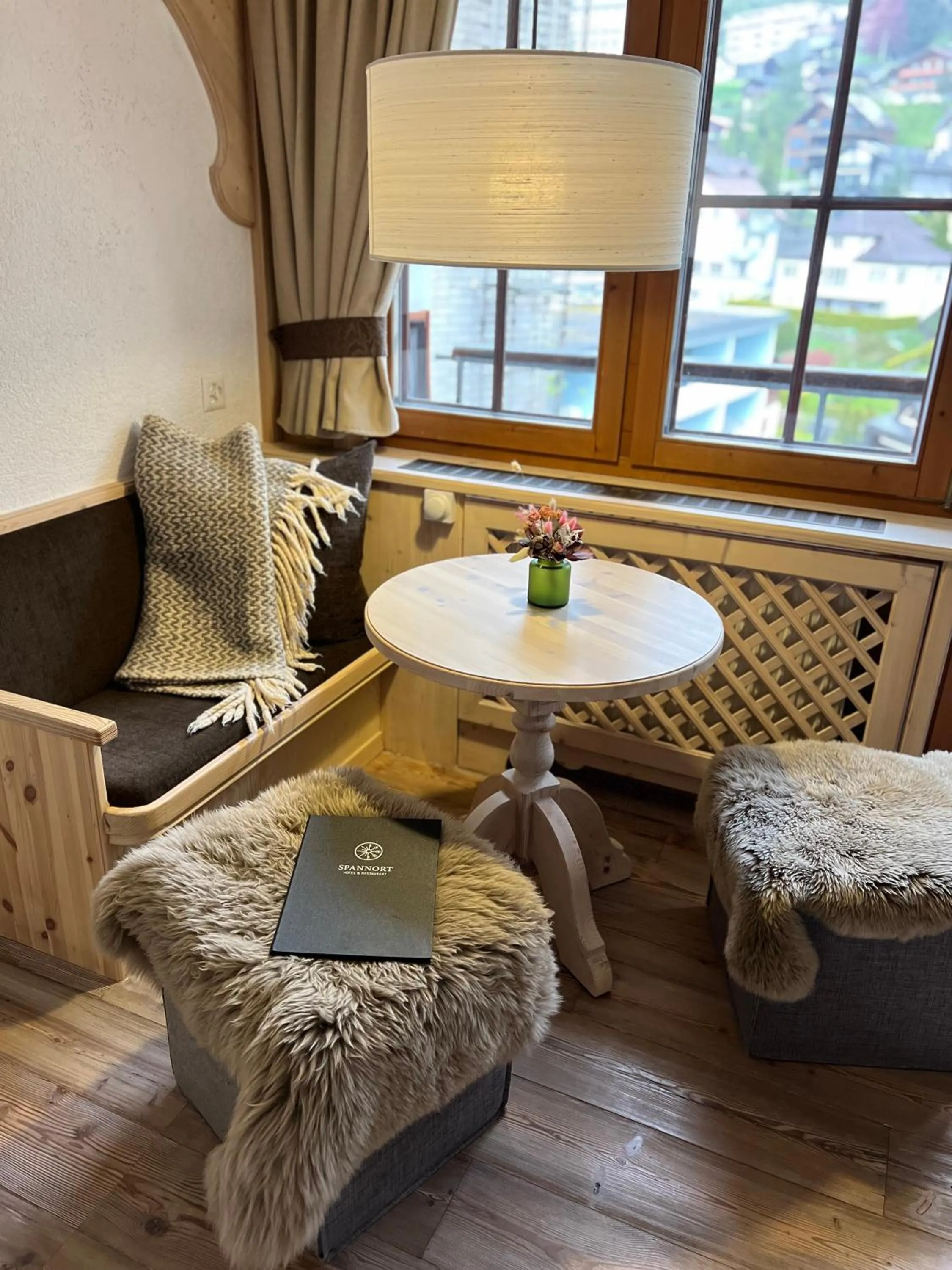 Seating area in SPANNORT family home with common kitchen and self check-in