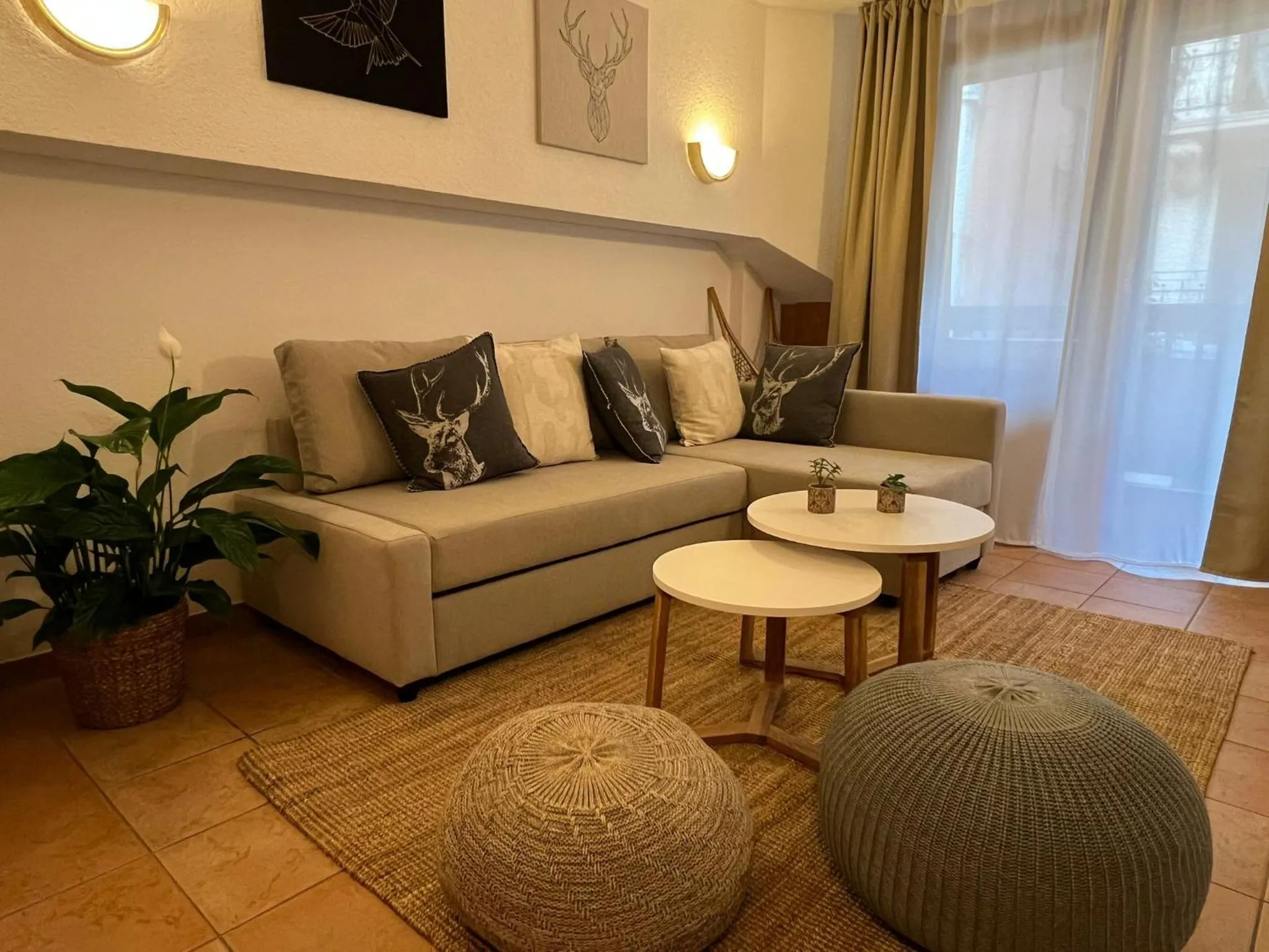 Living room in SPANNORT family home with common kitchen and self check-in