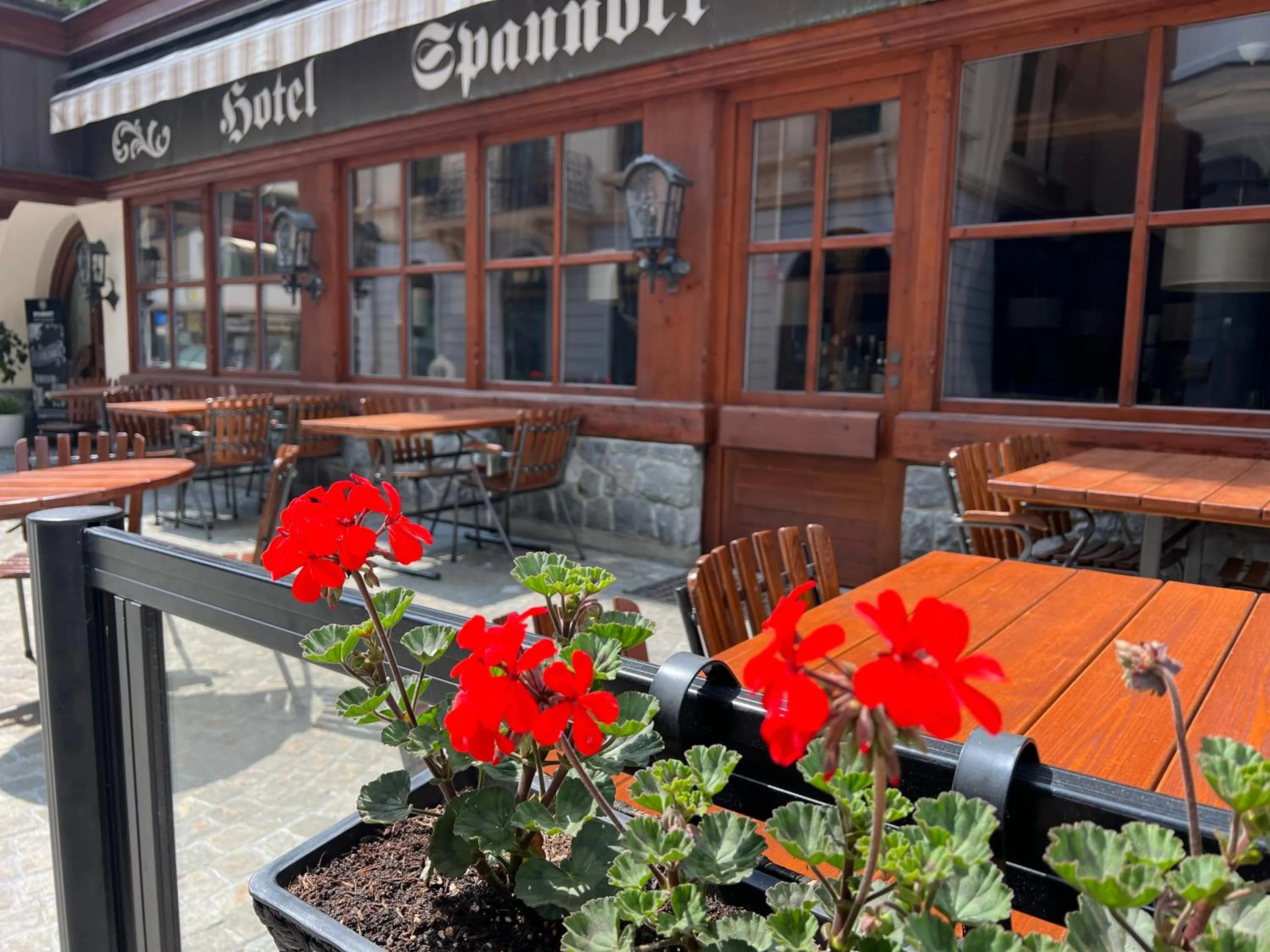 Restaurant/places to eat in SPANNORT family home with common kitchen and self check-in