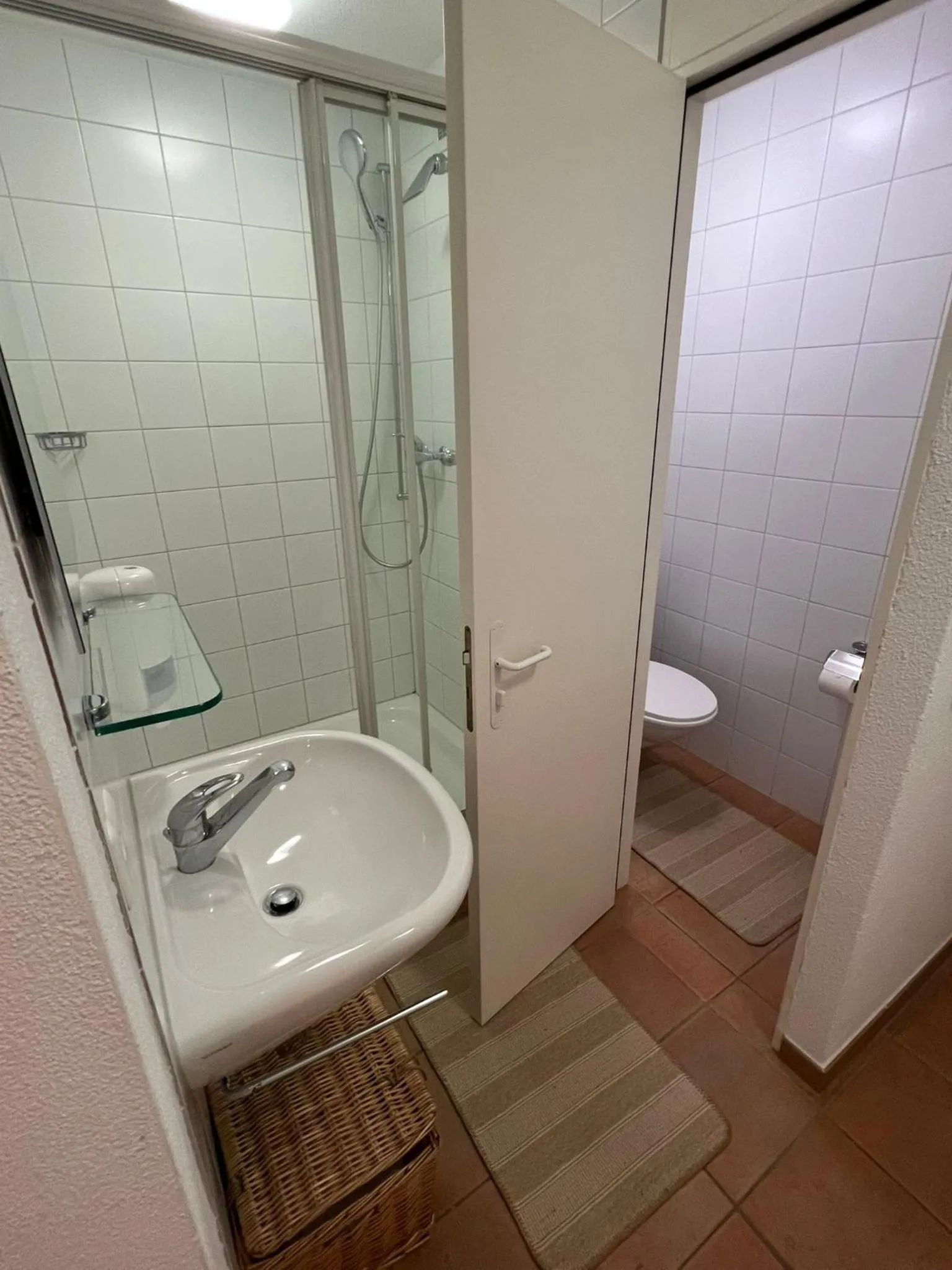 Shower in SPANNORT family home with common kitchen and self check-in