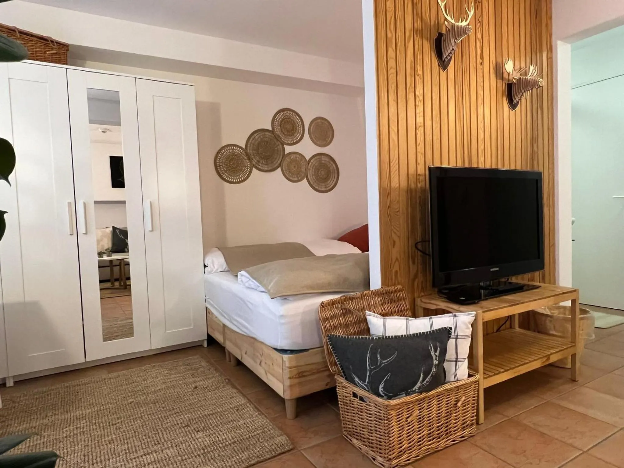 TV and multimedia, Bed in SPANNORT family home with common kitchen and self check-in