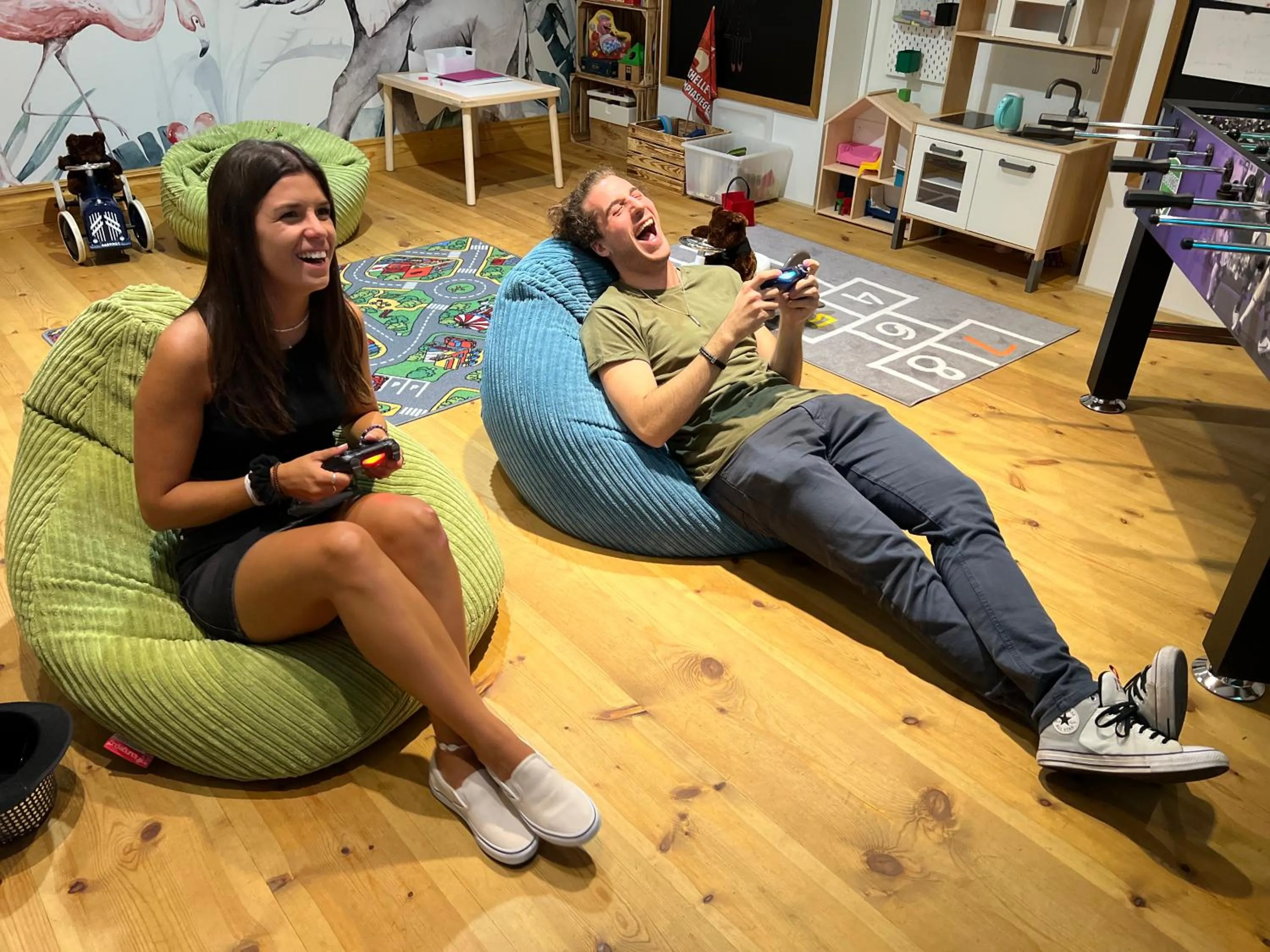 People in SPANNORT family home with common kitchen and self check-in