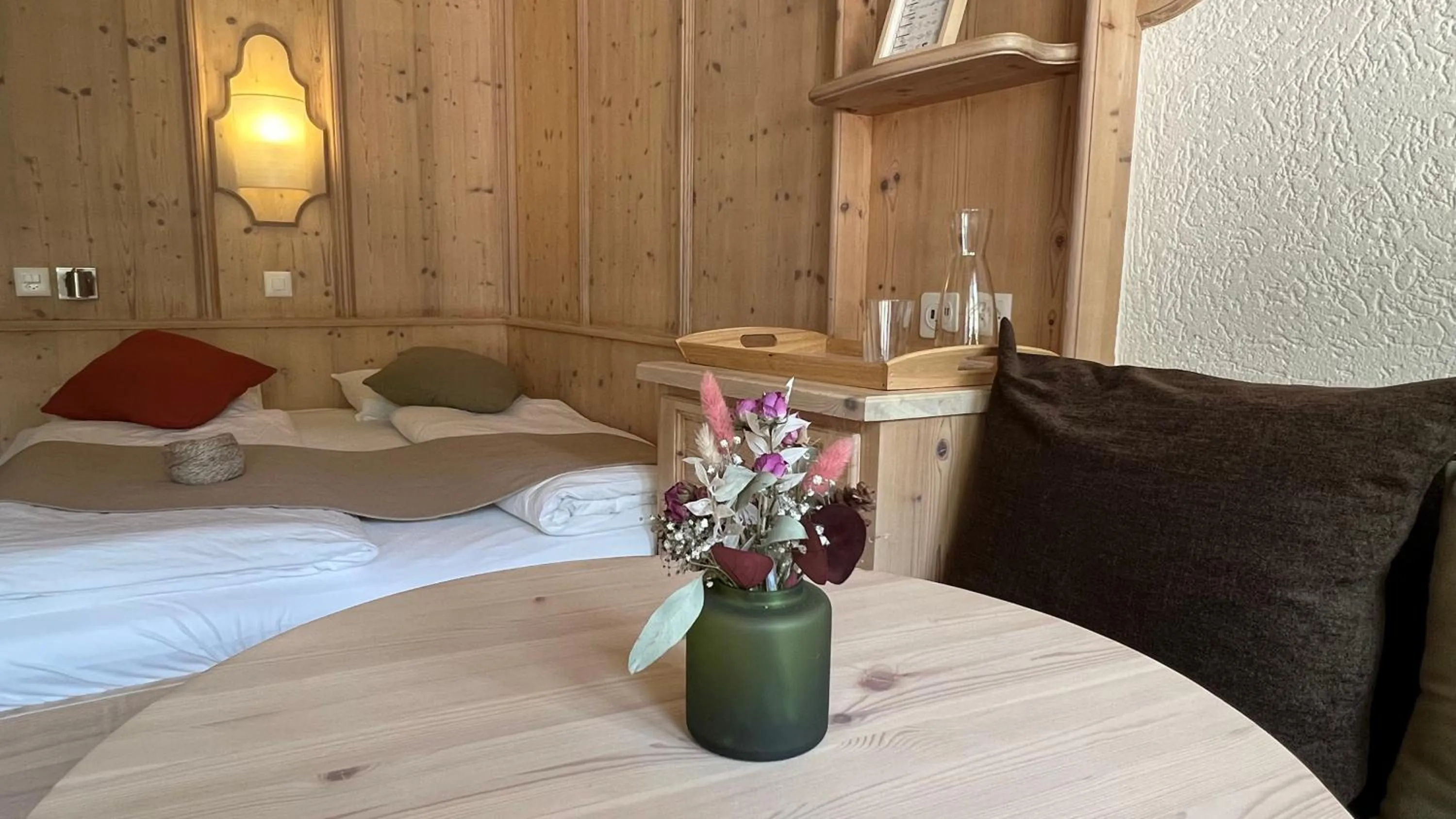 Bedroom, Bed in SPANNORT family home with common kitchen and self check-in