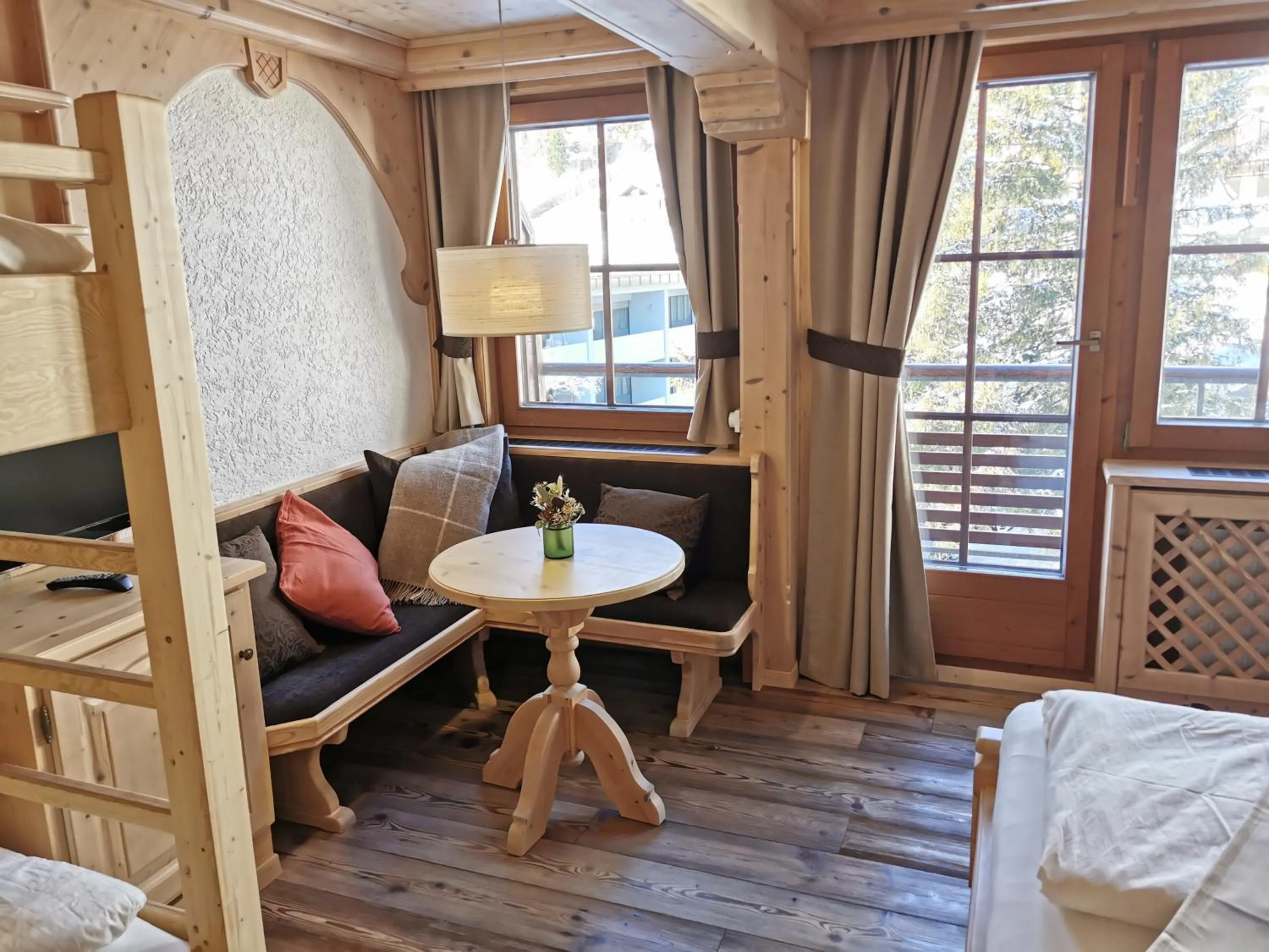 Photo of the whole room, Bed in SPANNORT family home with common kitchen and self check-in