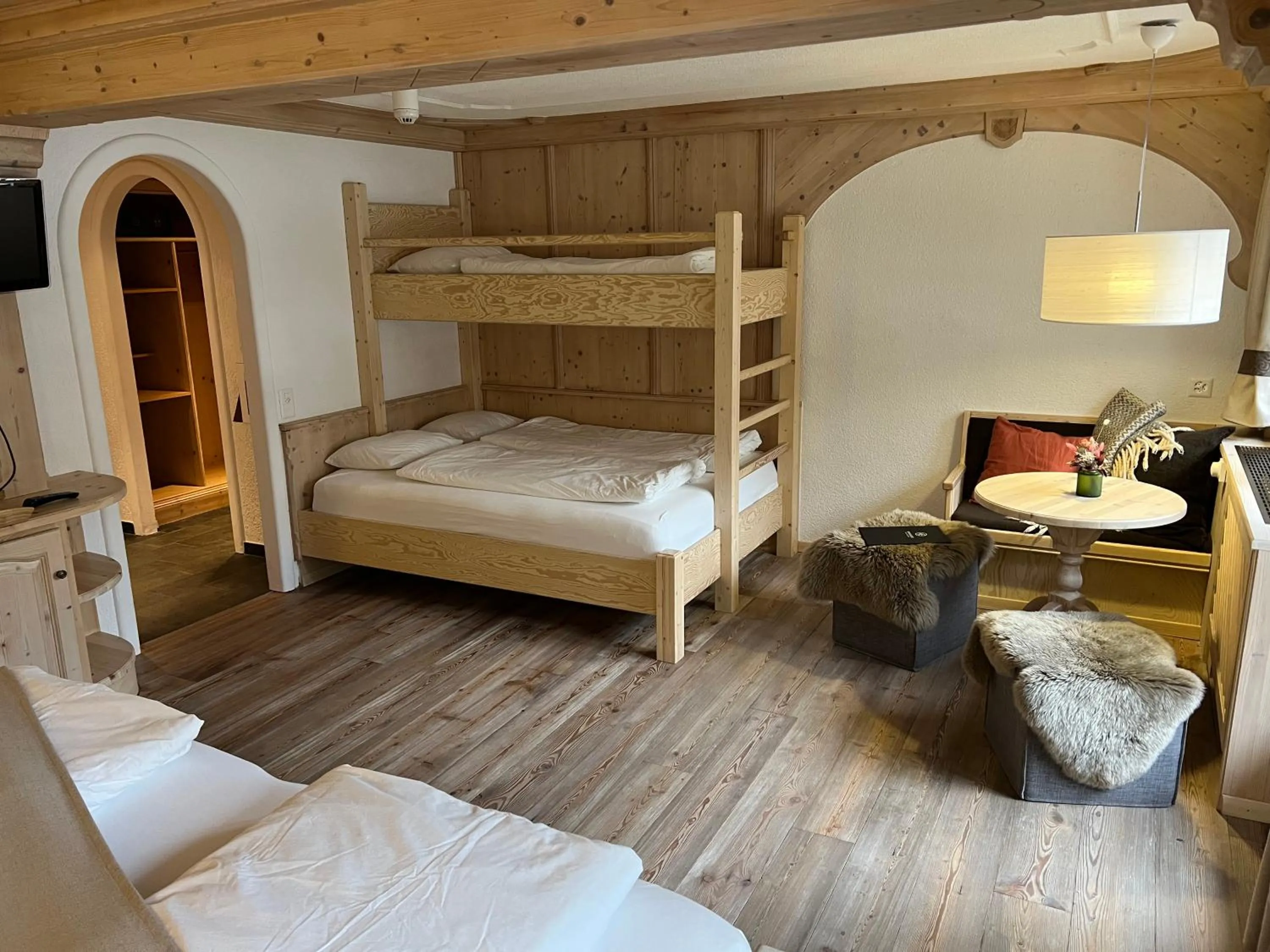 Photo of the whole room, Bed in SPANNORT family home with common kitchen and self check-in