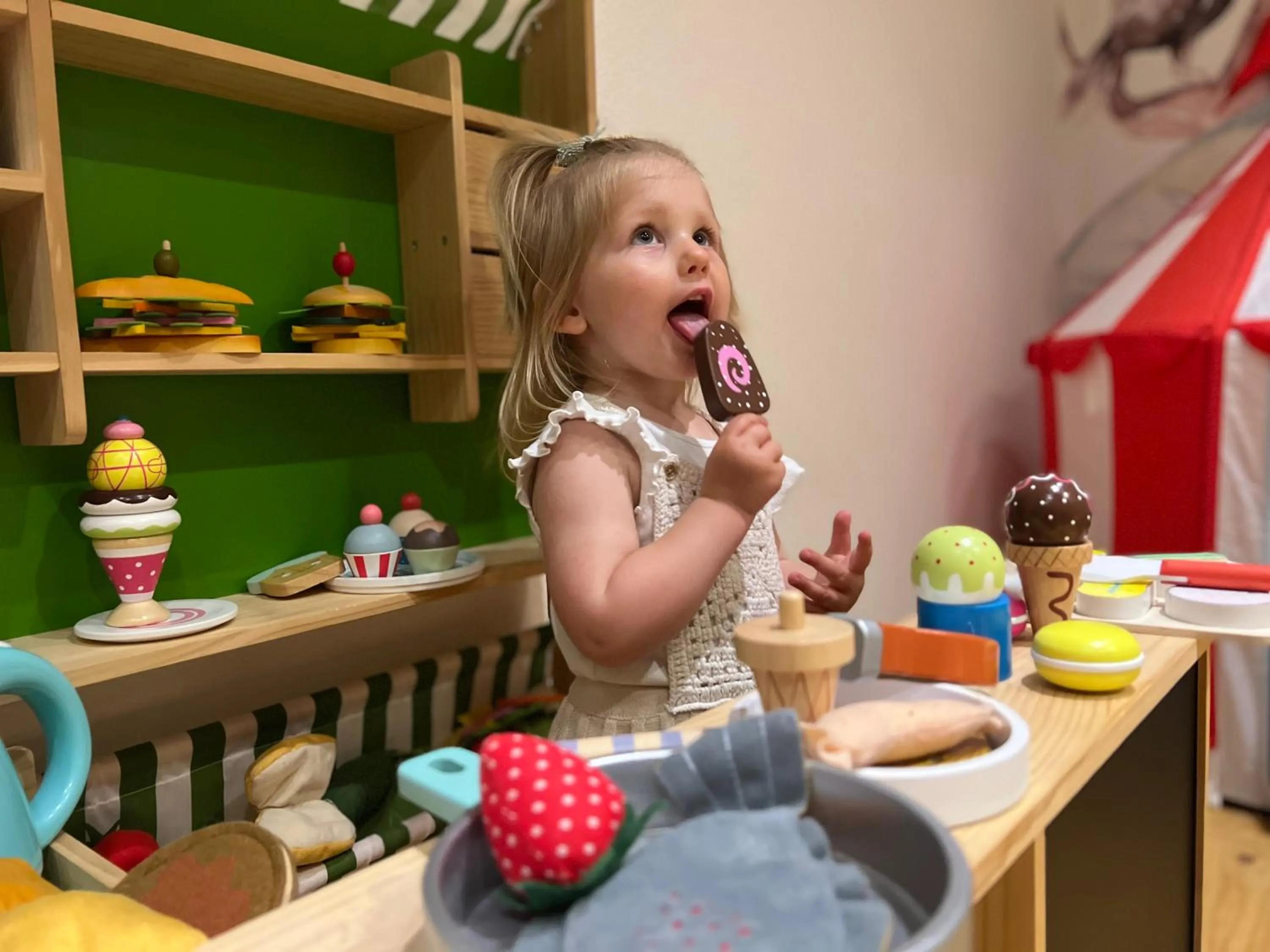 Kids's club in SPANNORT family home with common kitchen and self check-in