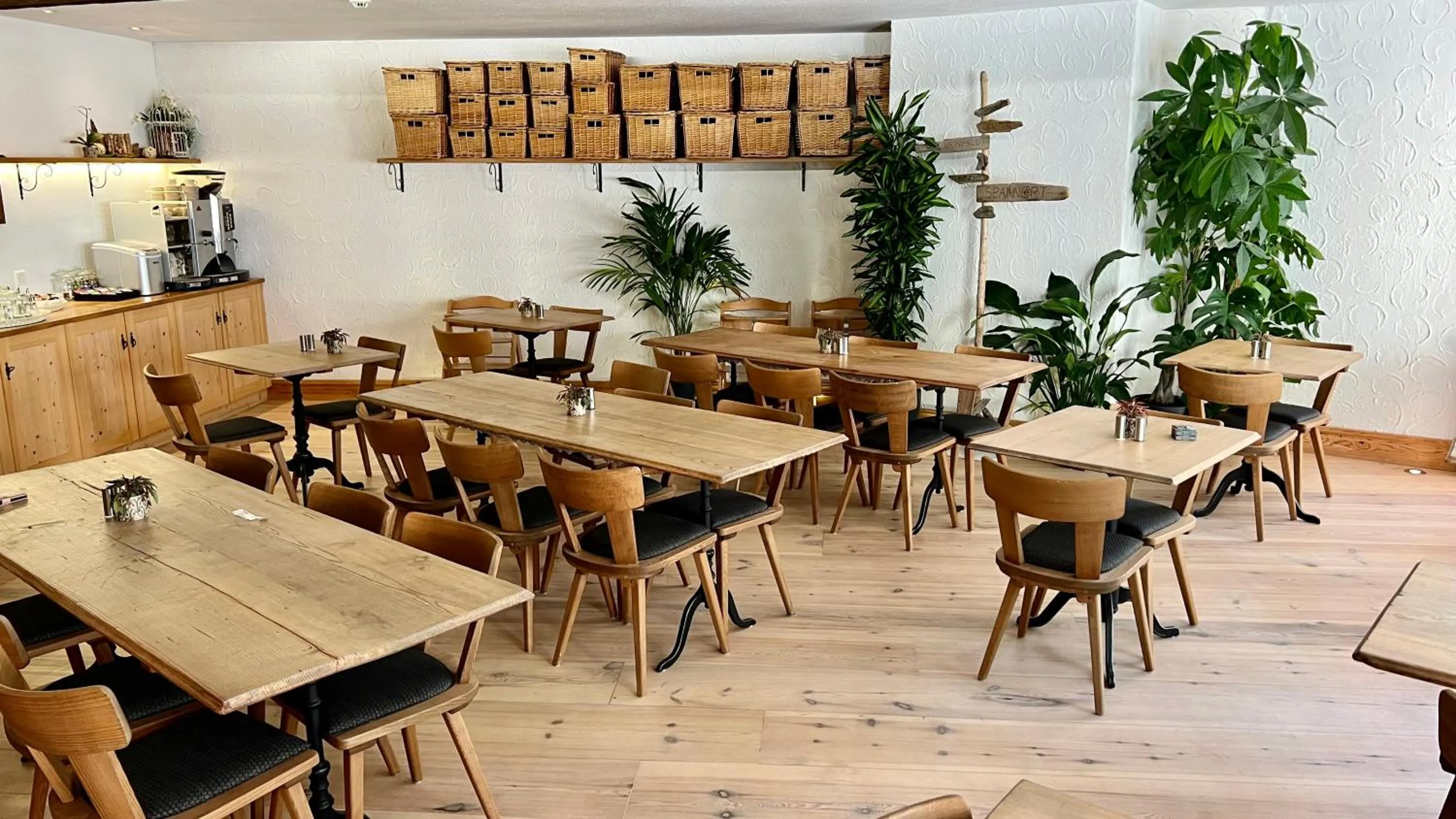 Communal kitchen in SPANNORT family home with common kitchen and self check-in